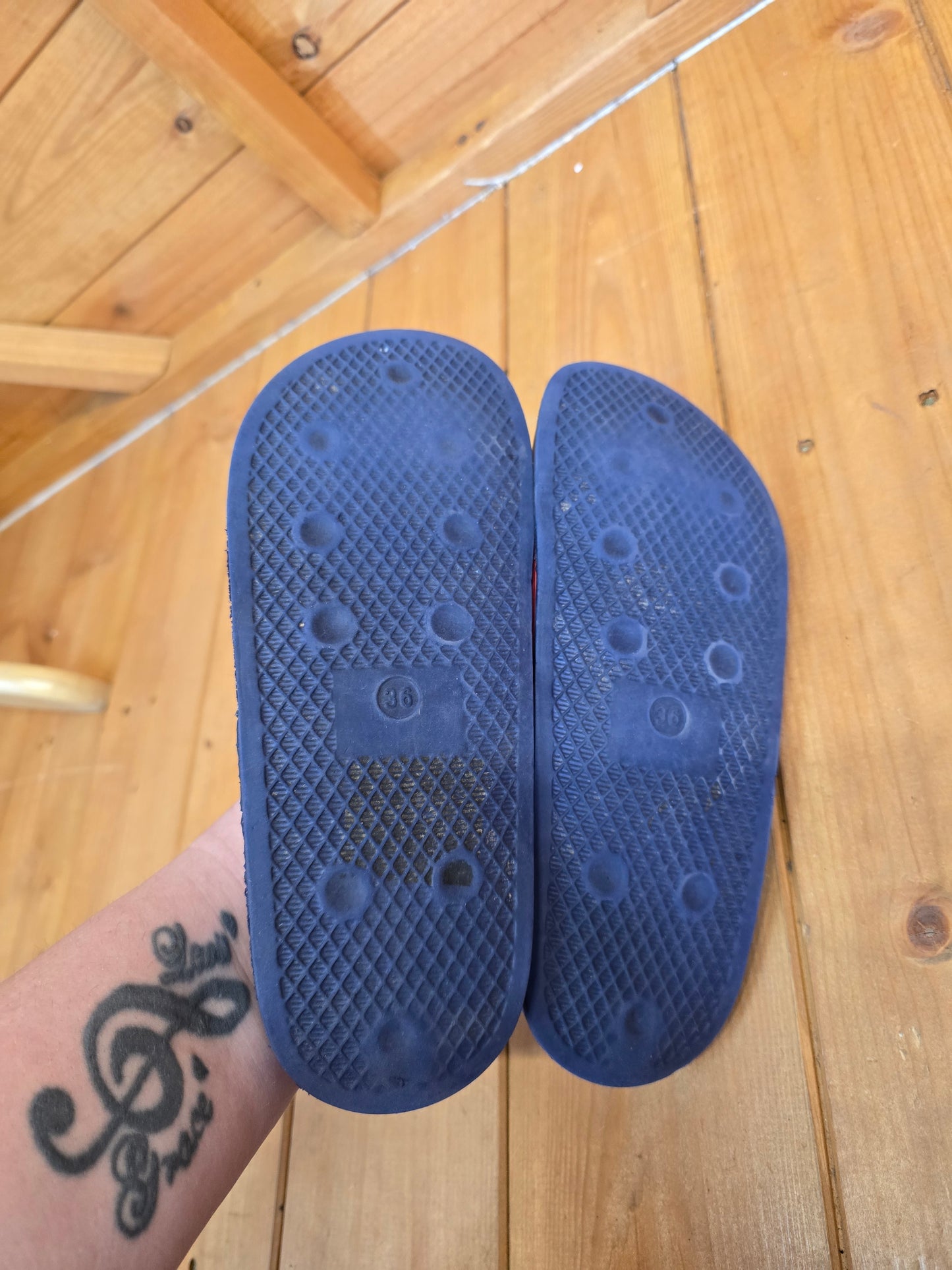 Levi’s Sliders Red & Navy – Size EU36 UK3.5, Comfy Fit, Bold Colour, Casual Style, Minor Marks