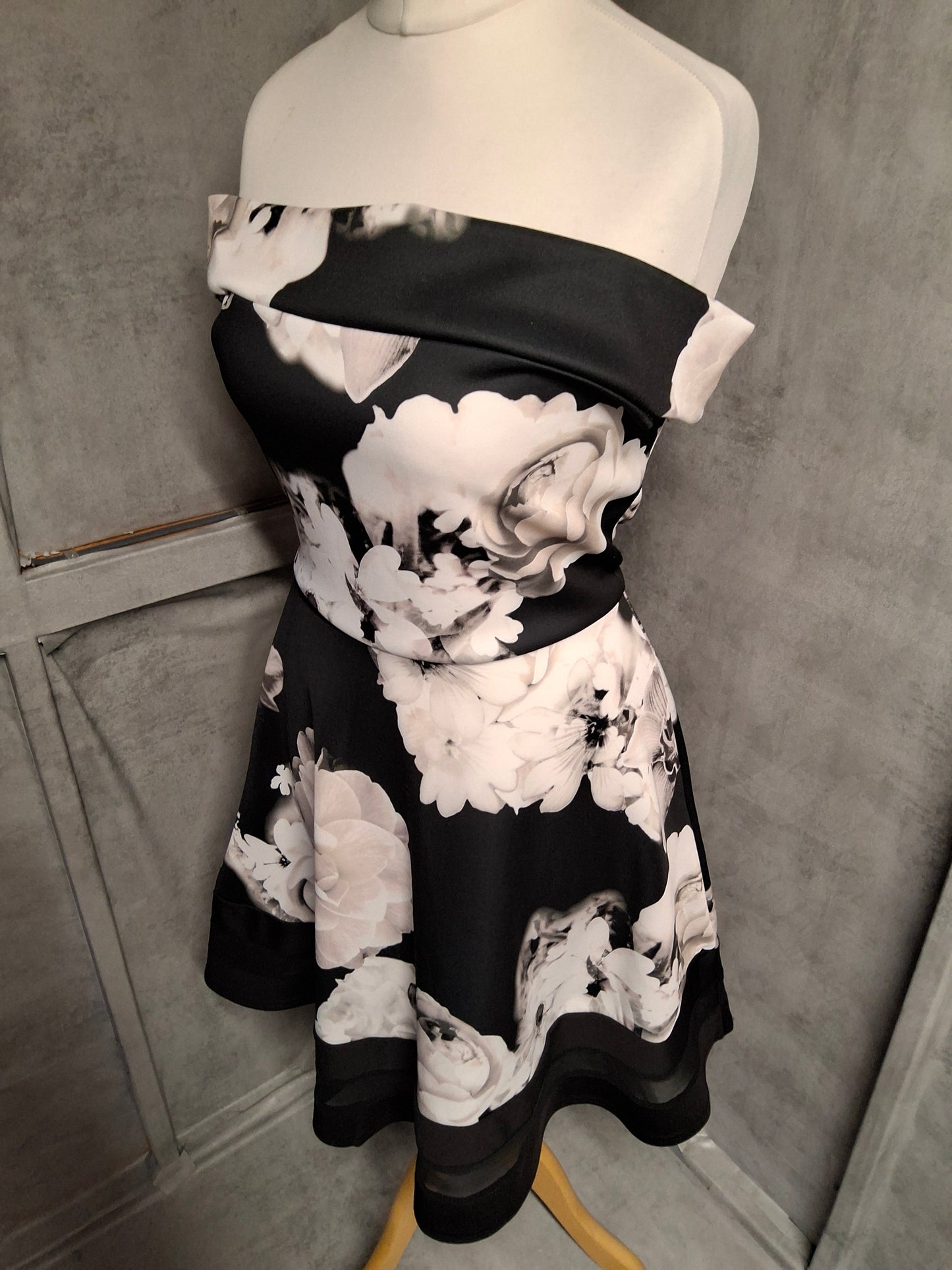 Quiz Black & White Floral Dress – Size 10 – Classy neckline, sassy hemline