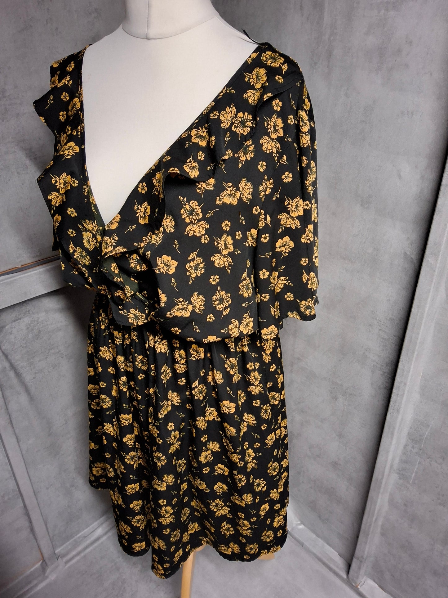 New Look Curves Black Floral Ruffle Midi Dress – Size 20 – Batwing Sleeves & V-Neck