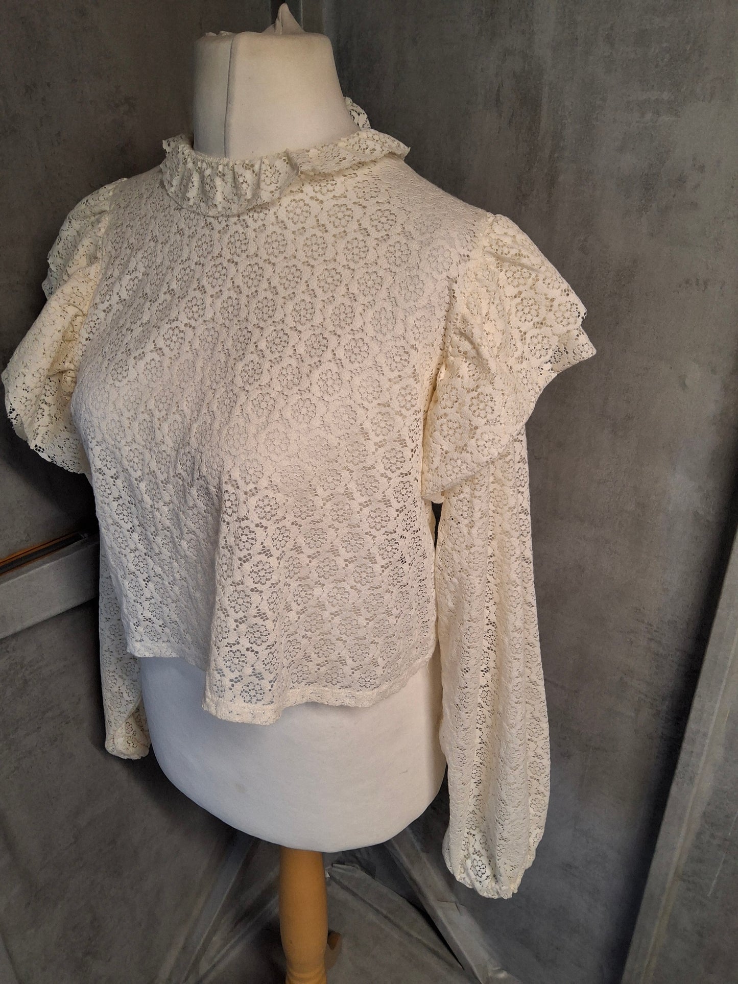 Zara Cream Lace Frill Long Sleeve Top ā Size M (UK size 10/12) ā NWT