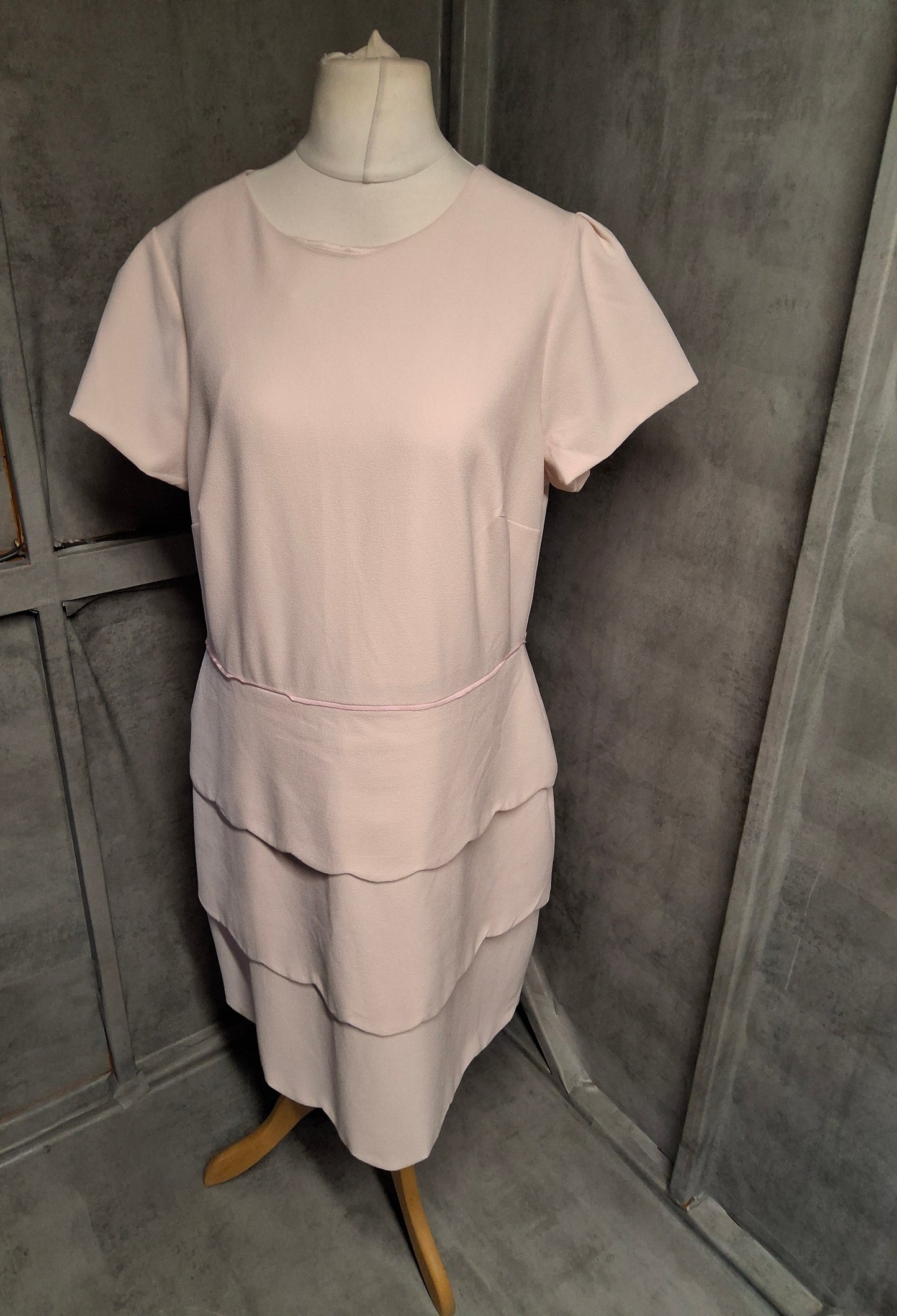 Very Cream & Pink Scalloped A-Line Dress – Size 18 – Serving Layered Looks (Literally)