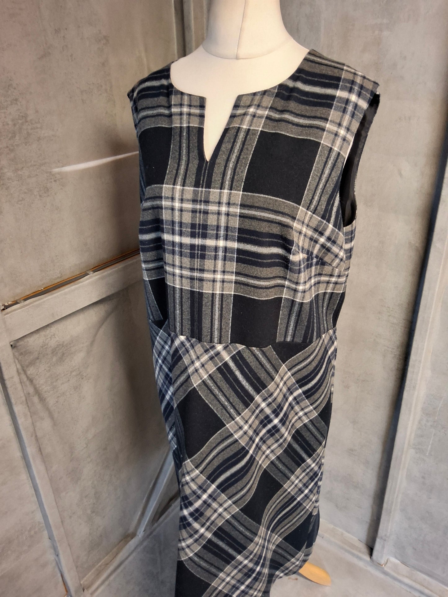 Laura Ashley Navy & Grey Checked Midi Dress – Size 18 – Lined & Luxe Feel