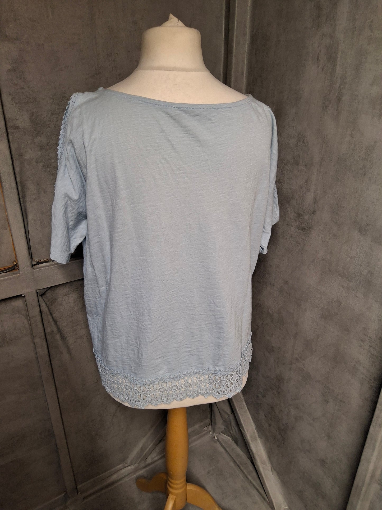 George Light Blue Cold Shoulder Tee – Size 14 – Casual Comfort with a Breezy Twist