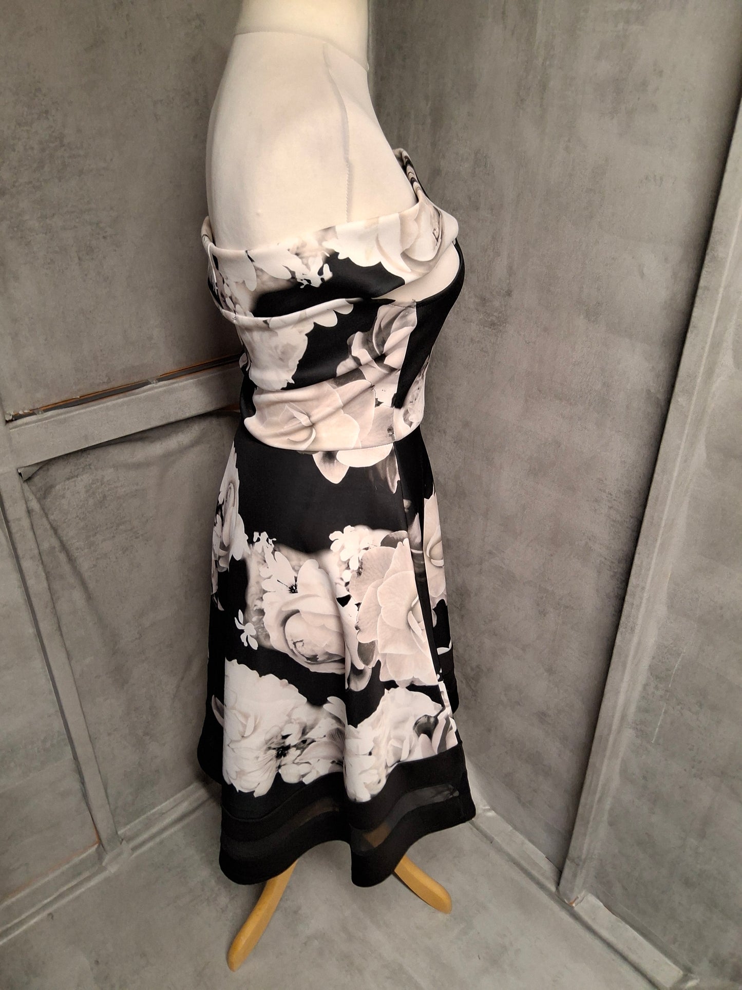 Quiz Black & White Floral Dress – Size 10 – Classy neckline, sassy hemline