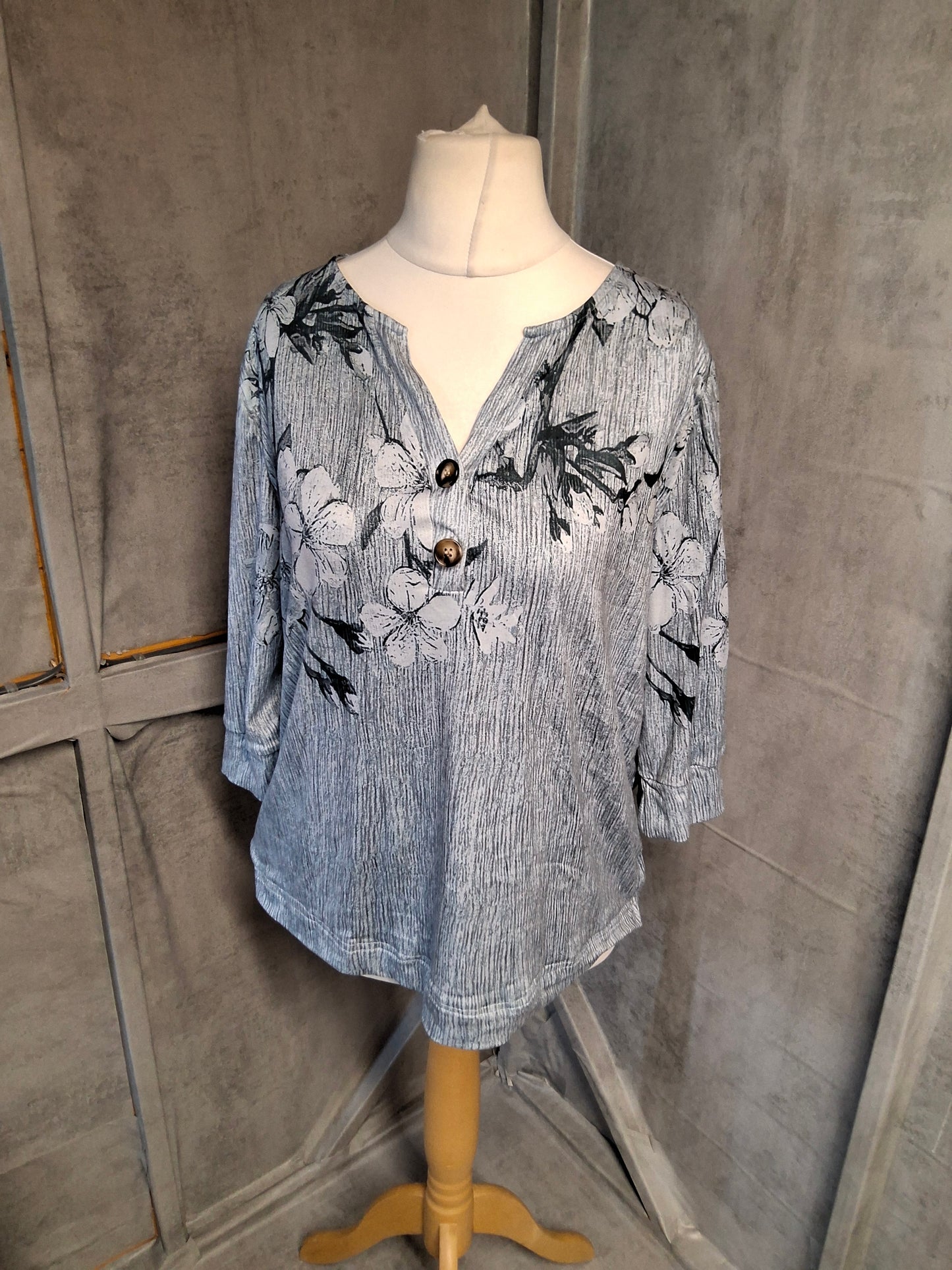 Grey Floral 3/4 Sleeve Stretchy Top ā Size L (UK 16/18) ā Casual Everyday Style