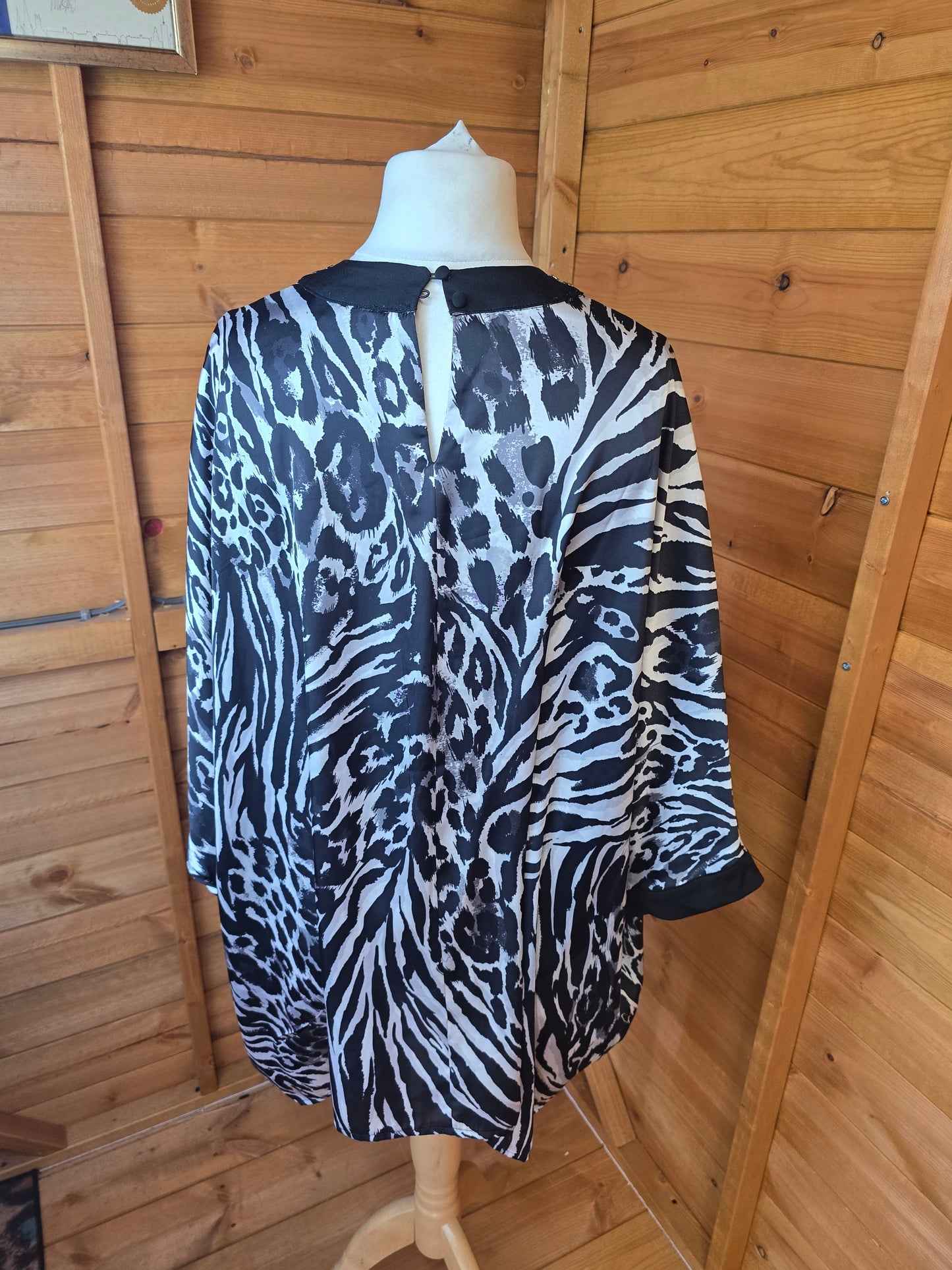 ⨠Julien Macdonald Black & White Animal Print Blouse ā Size 8 āØ