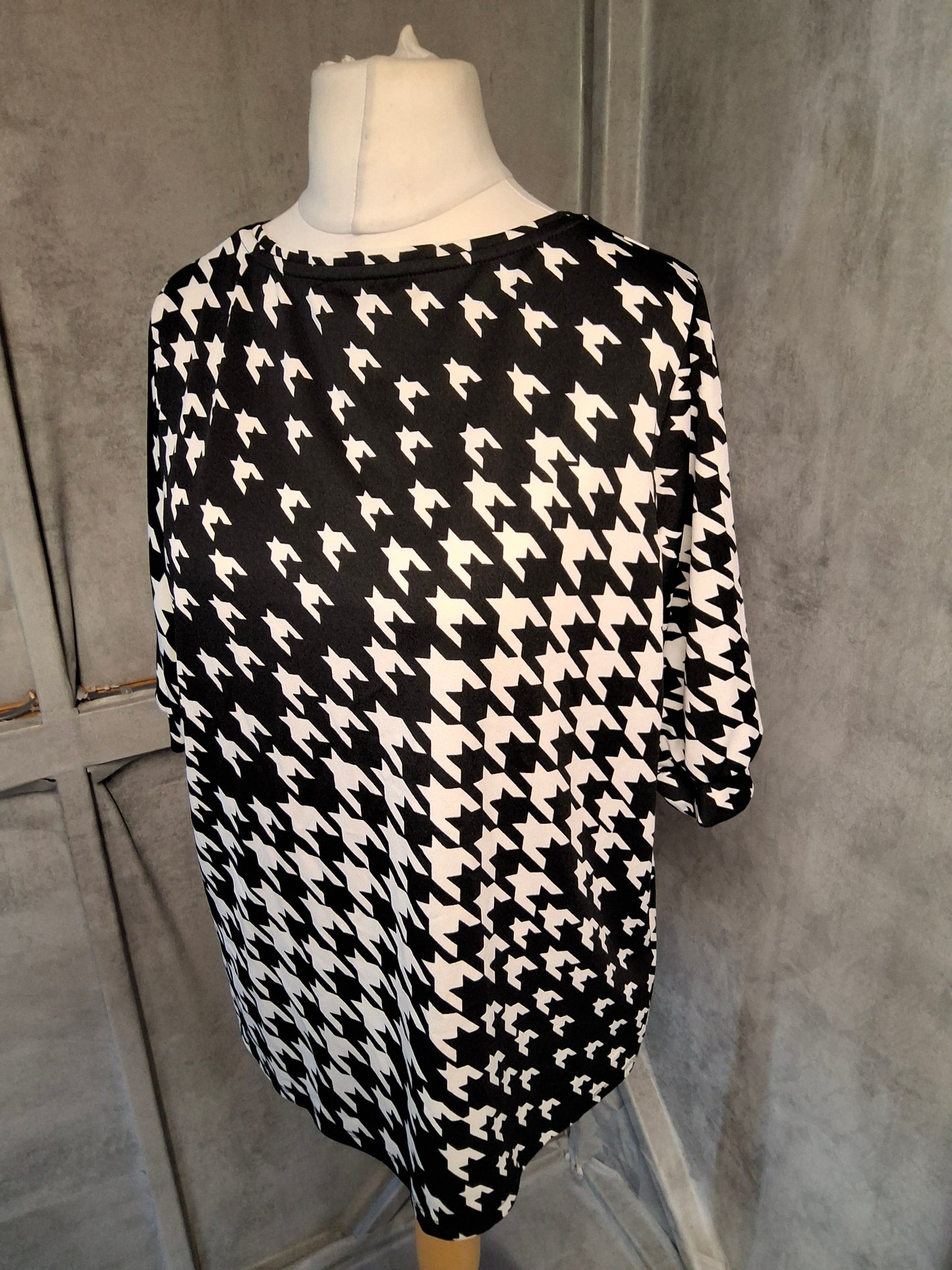 Matalan Black & White Houndstooth Top – Size 16 | Short Sleeve, Bold Print & Easy Everyday Wear