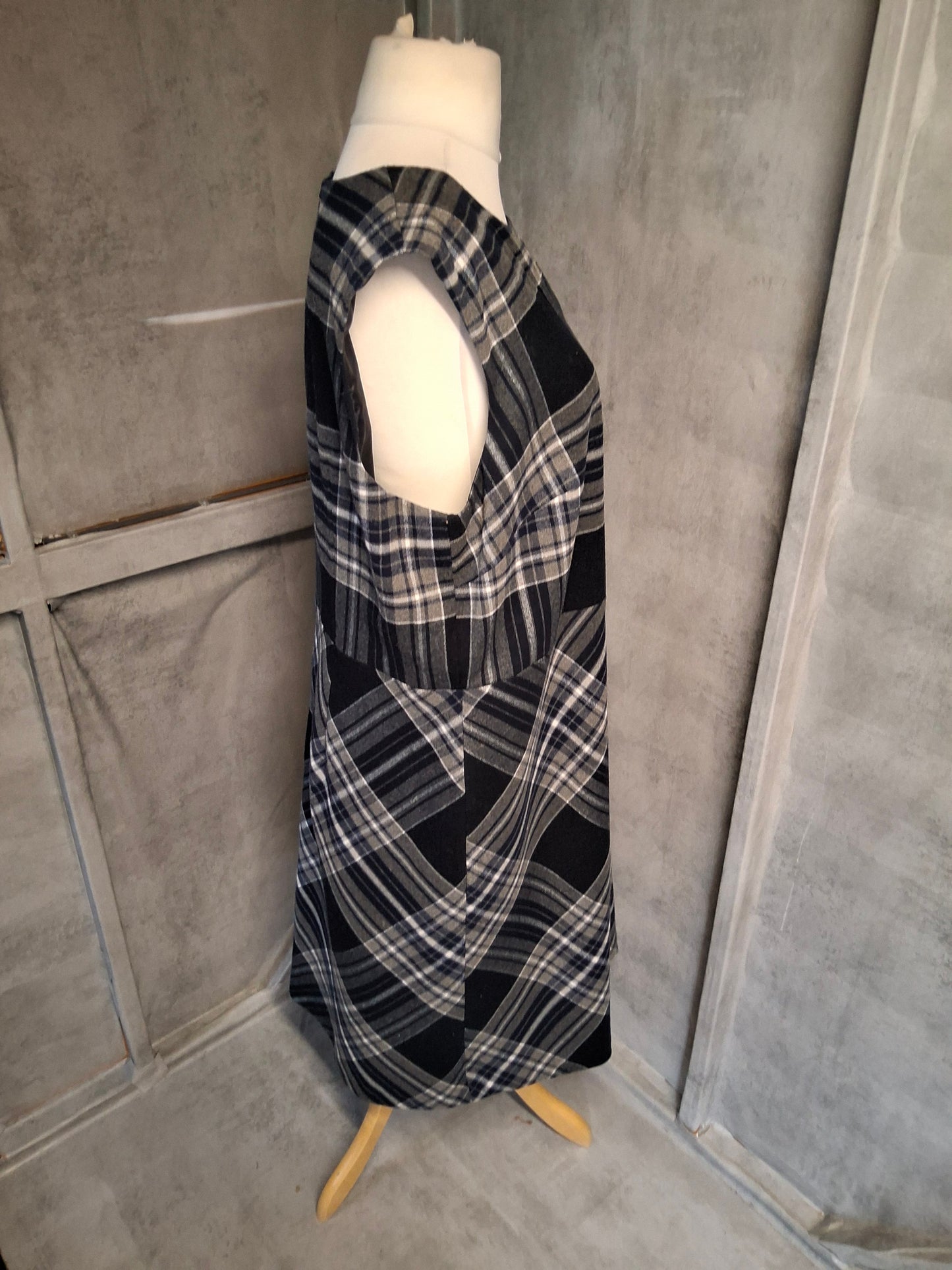 Laura Ashley Navy & Grey Checked Midi Dress – Size 18 – Lined & Luxe Feel