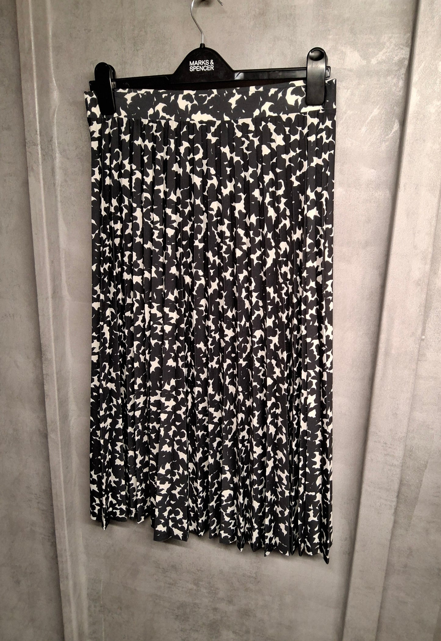 M&S Monochrome Pleated Midi Skirt – Size 10