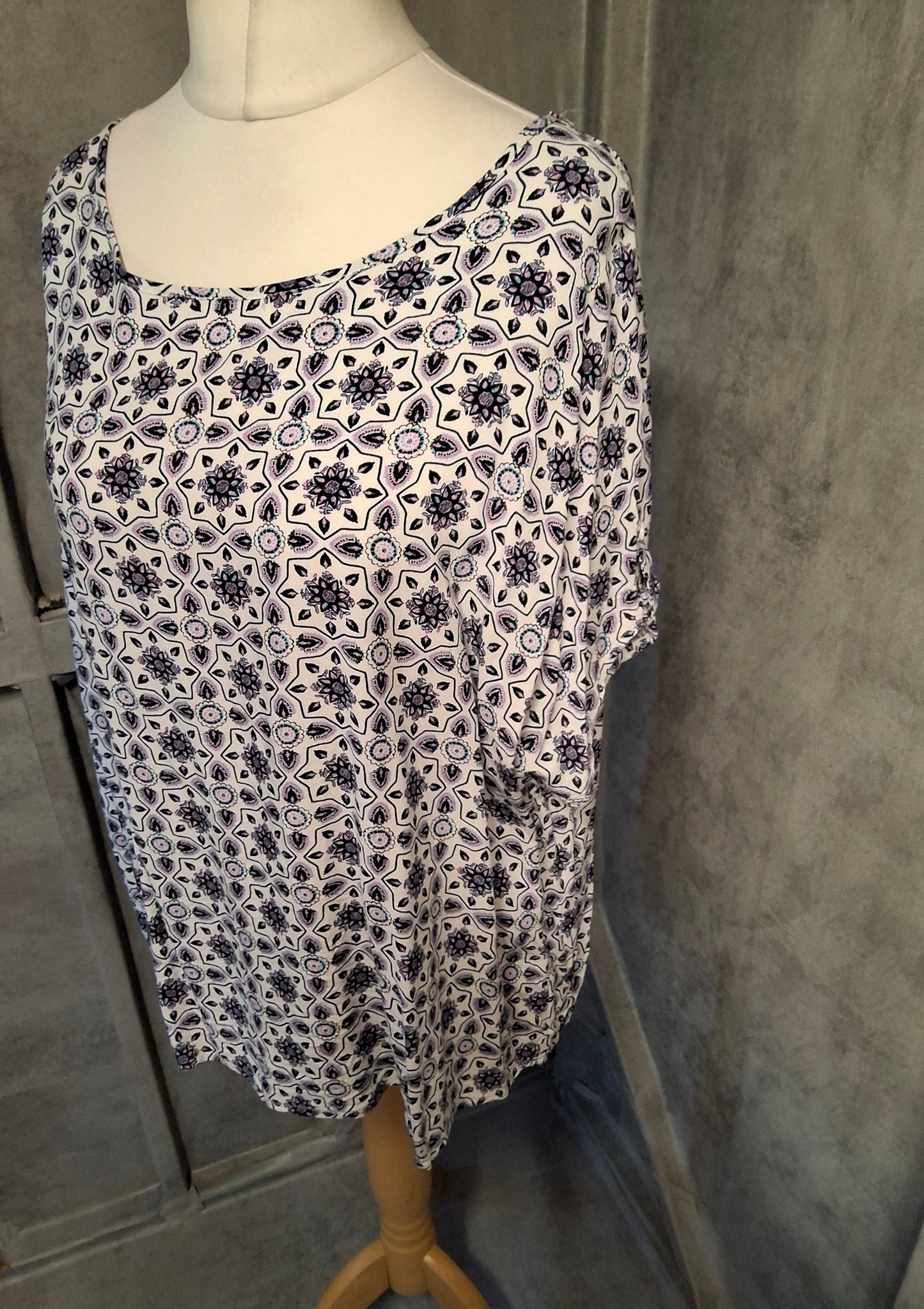 Primark White Patterned Tshirt with Sleeve Buttons โ Size 20 ๐๐ค