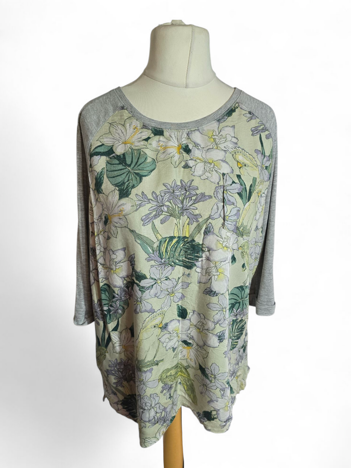 Tu Grey & Yellow Floral Bird Print Top Size 18 – 3/4 Sleeves, Chest Pocket, Round Neck