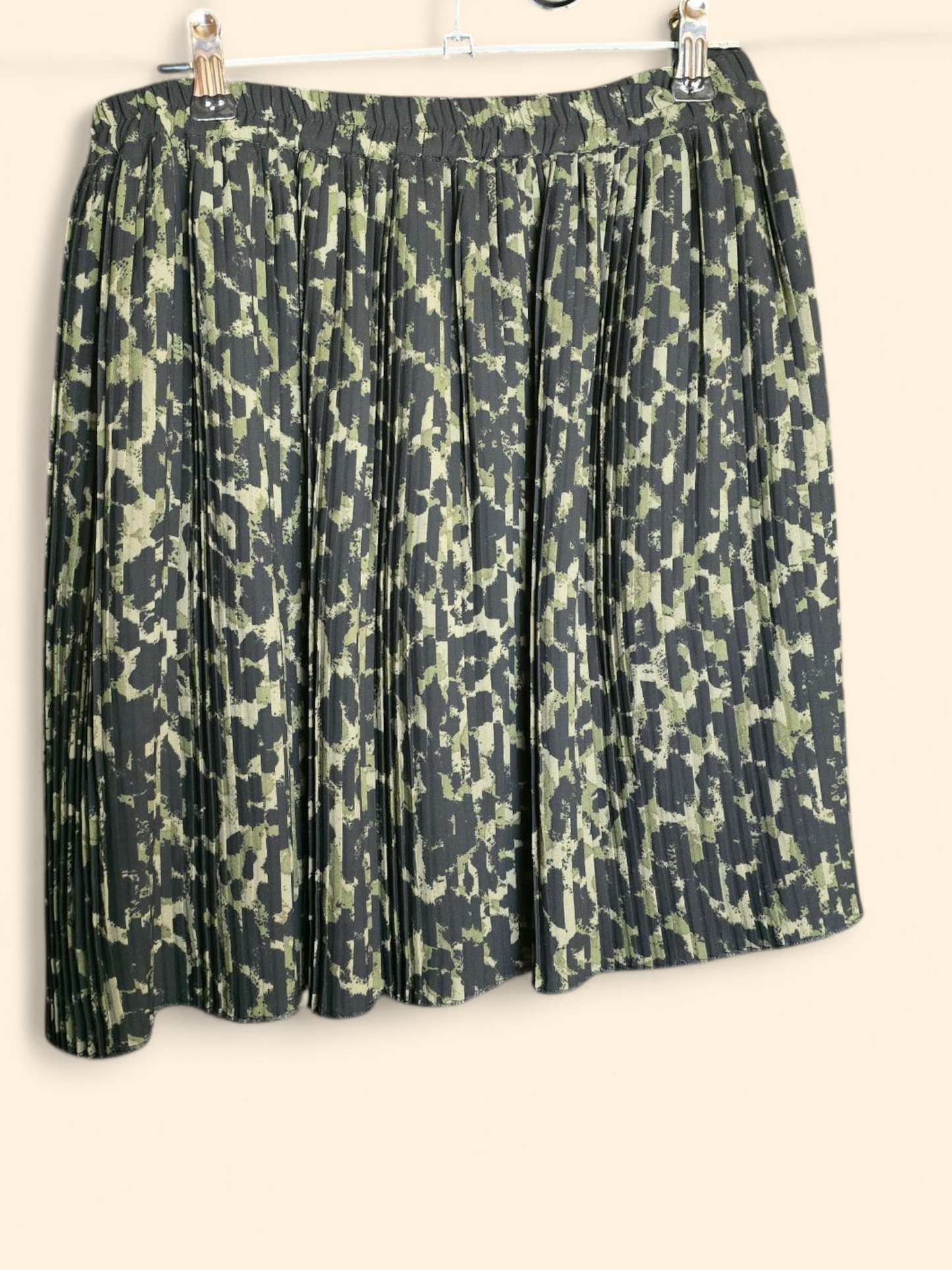 H&M black & khaki green pleated mini skirt size small size 8/10