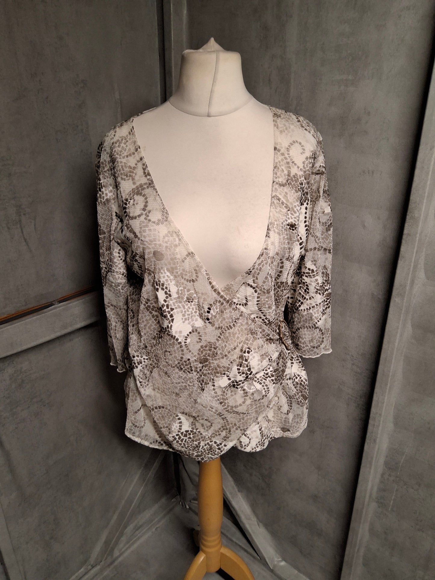 George Brown & White Sheer Wrap Top – Size 18 – Floaty Chic ✨