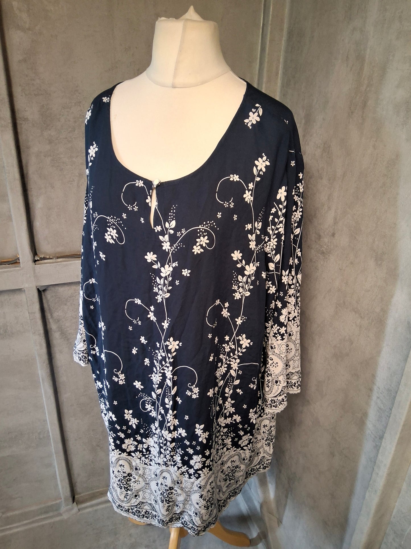 Damart Navy & White Floral Tunic Top – Size 26 – ¾ Sleeves – 100% Viscose