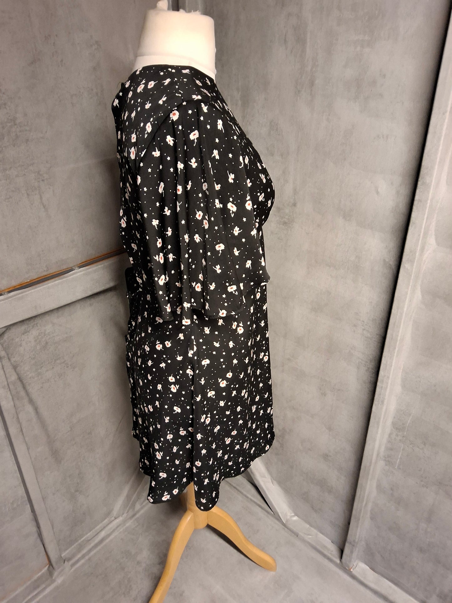 Topshop Black Floral Knee Length Dress – Size 12 Open Back Style