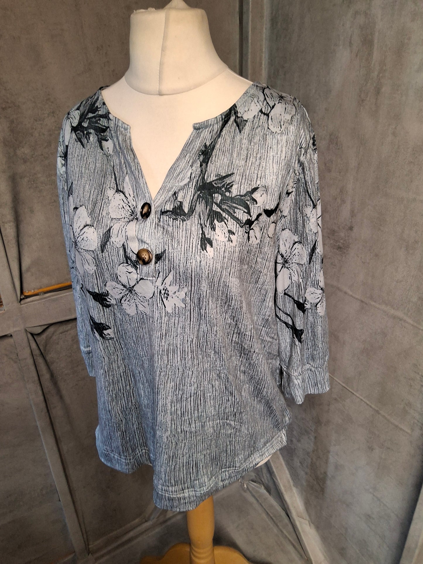Grey Floral 3/4 Sleeve Stretchy Top ā Size L (UK size 16/18) ā Casual Everyday Style
