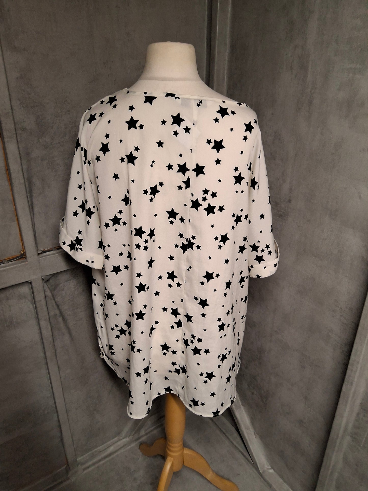Capsule Curve White Star Print Oversized Top – Size 22 – Everyday Galaxy Glam