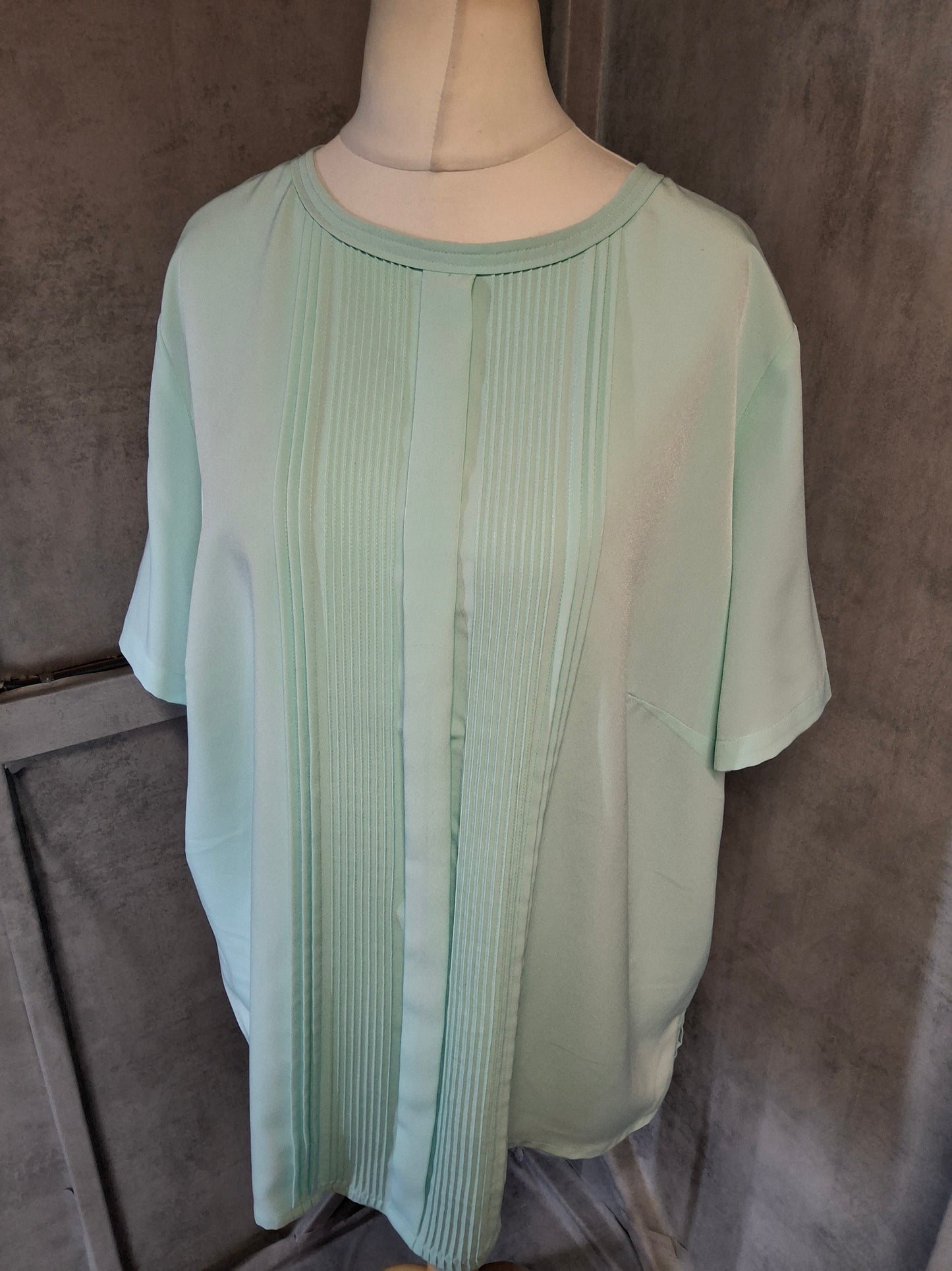 Victoria Layne Mint Green Blouse – Size 24 – Pintuck Front – 100% Polyester