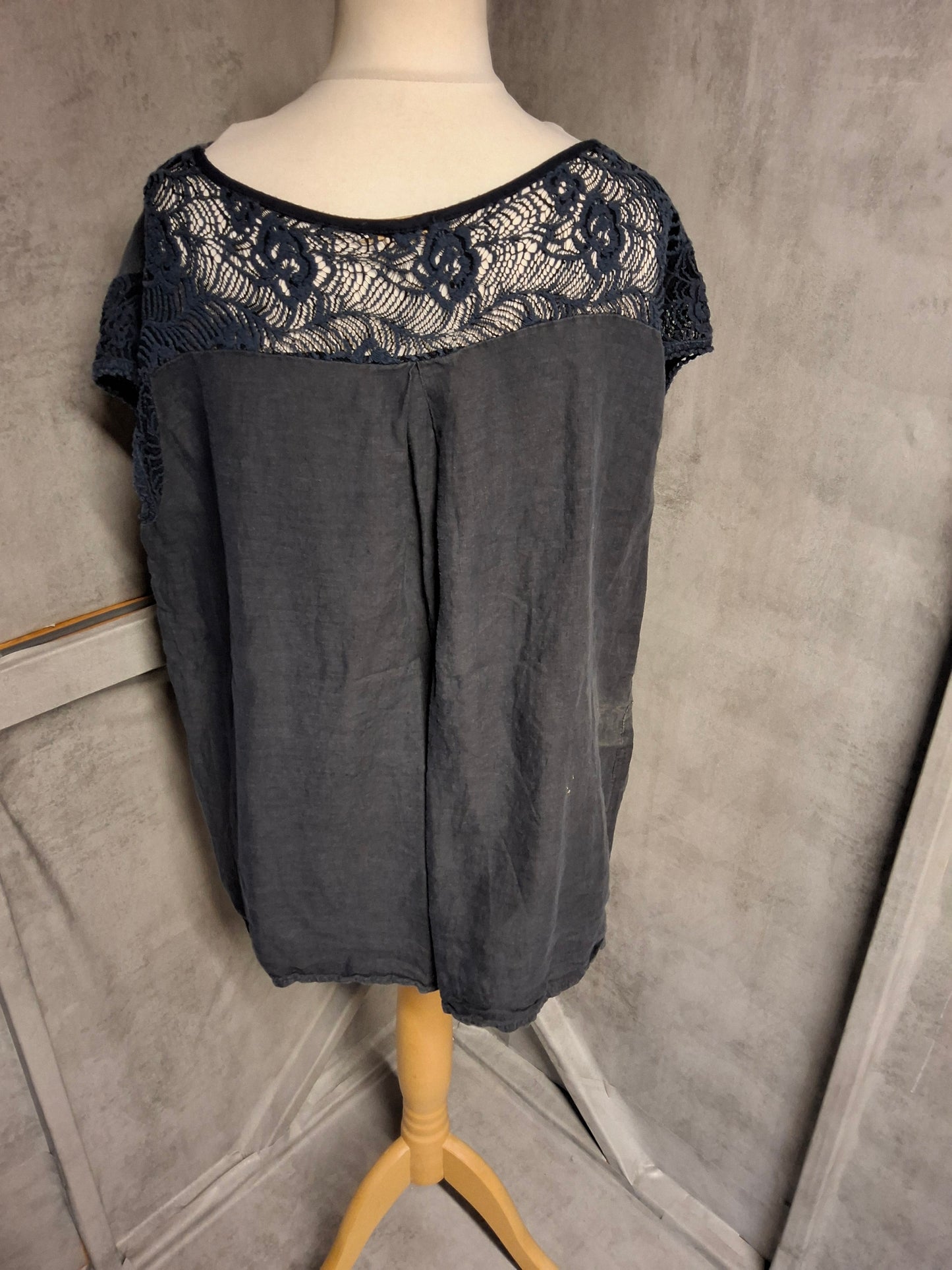 Ambra Navy Blue Linen Top – One Size (UK 14–18) – Crochet Lace Detail – 100% Linen – Relaxed Fit