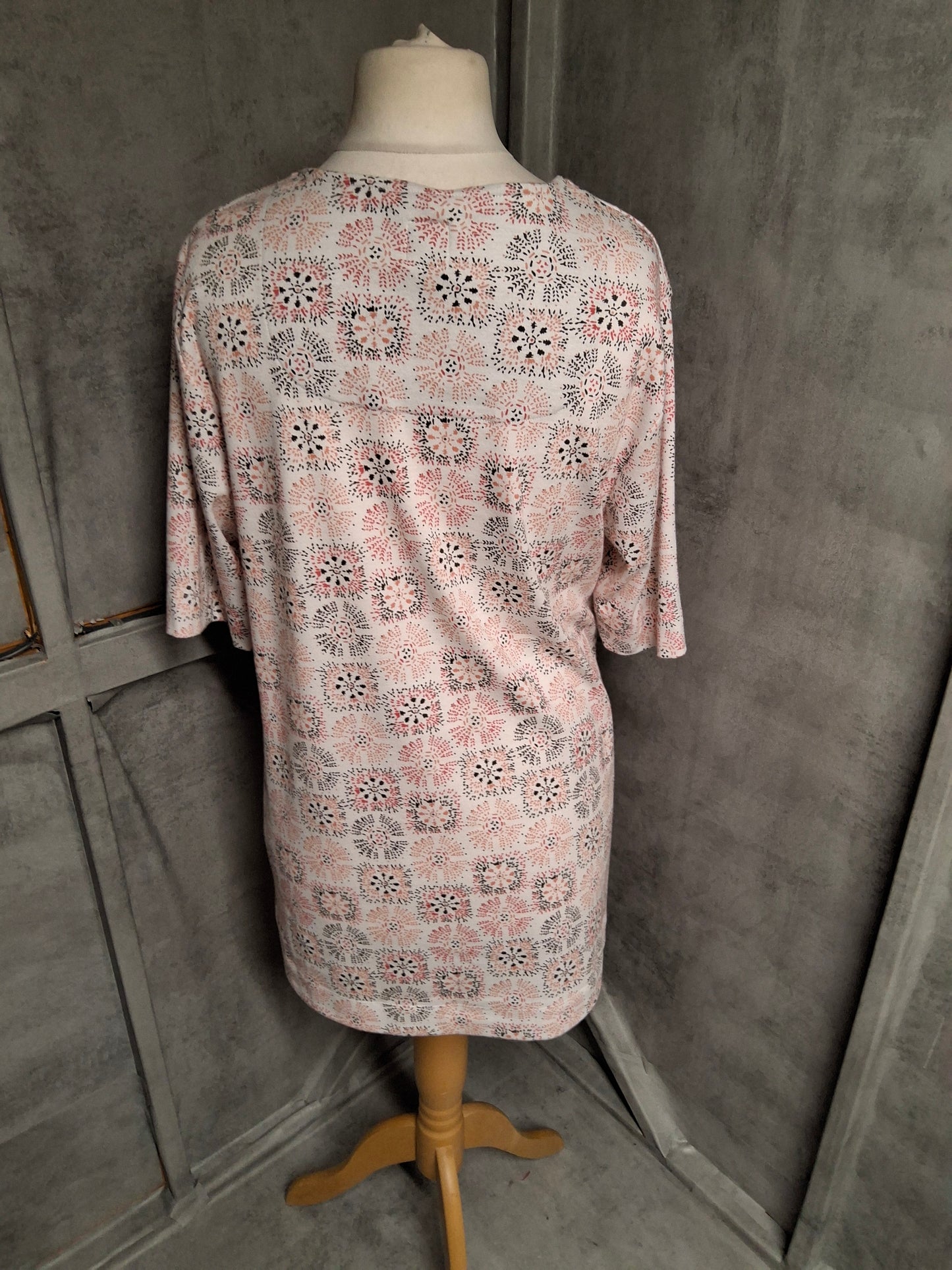 TIGI White & Orange Patterned Longline Top – Size 18/20 – 3/4 Sleeve Cotton Blend