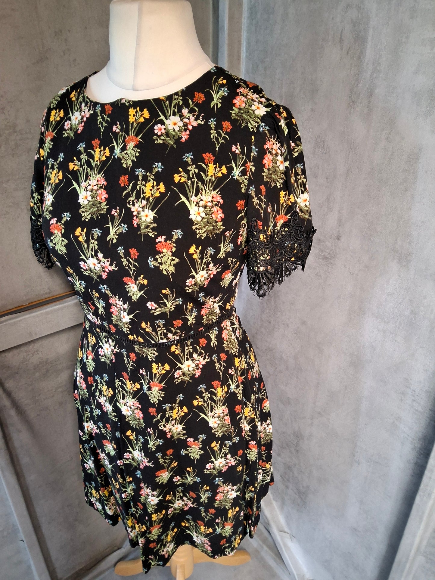 Oasis Black Floral Dress Size 10 – Lace Sleeves & Zip Back