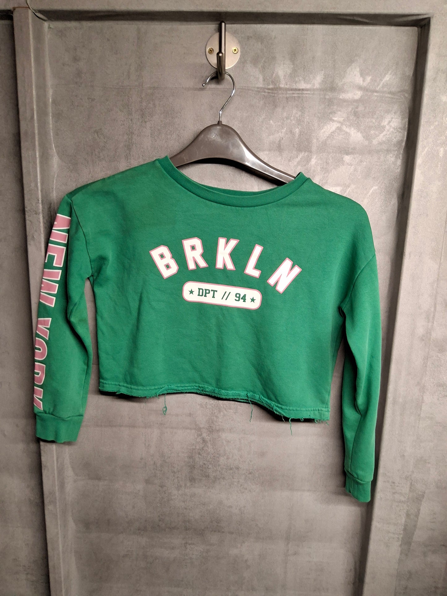 H&M girls green cropped jumper age 11-12years