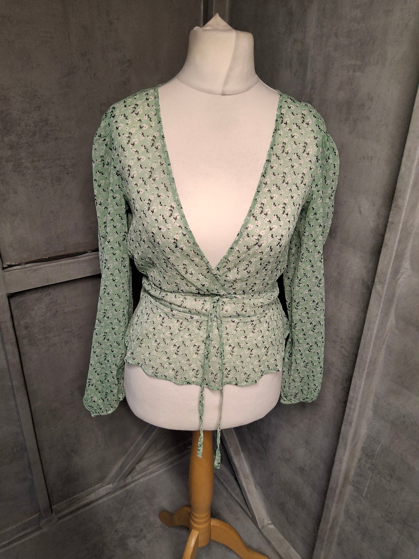 Stradivarius Mint Green Floral Blouse β Sheer, Flowy & Fab πΏ (Size S, fits 8/10)