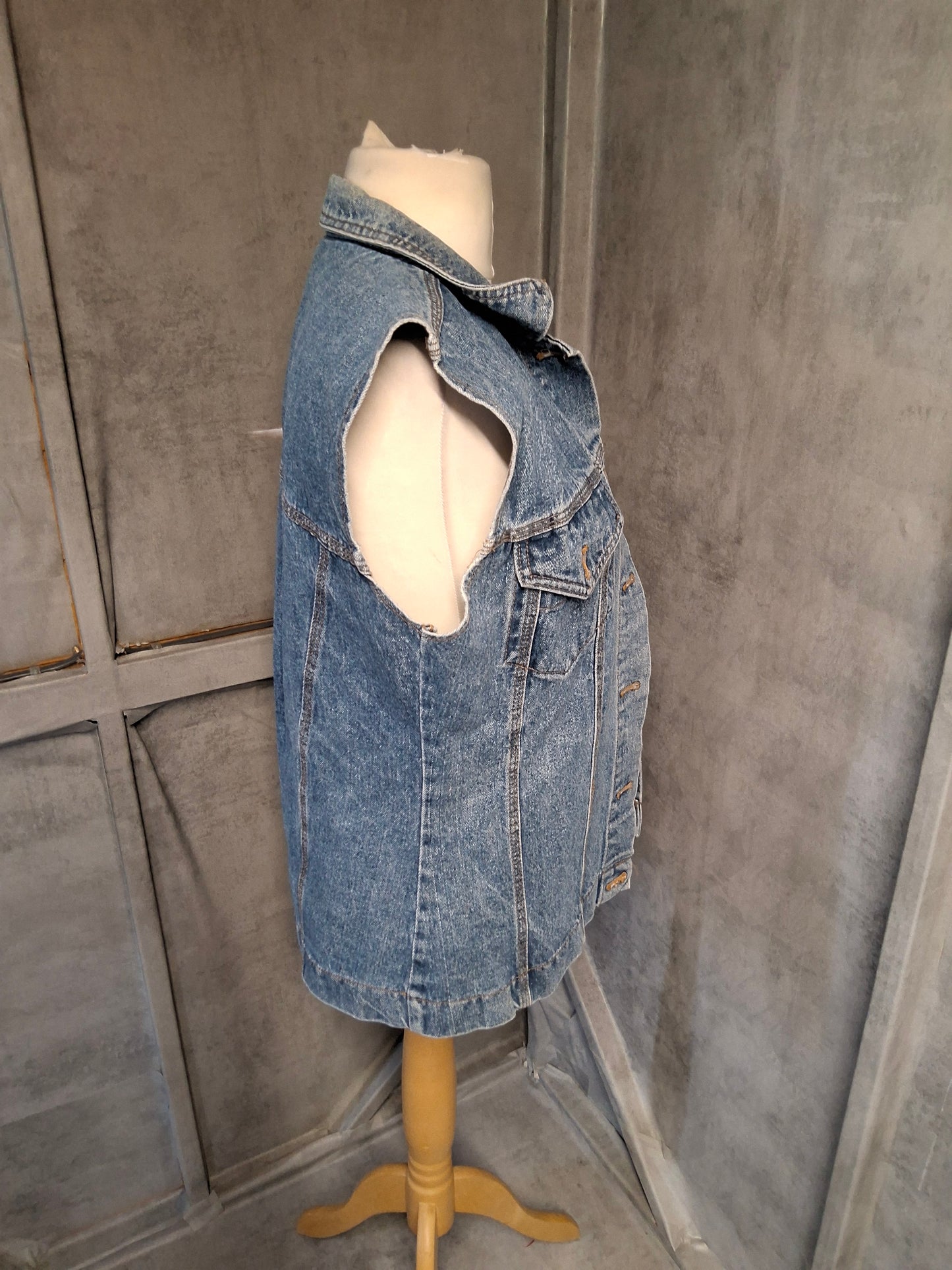 Vintage Sleeveless Denim Jacket – Pit to Pit 18" | Length 26" | Button-Front Cool Girl Layer