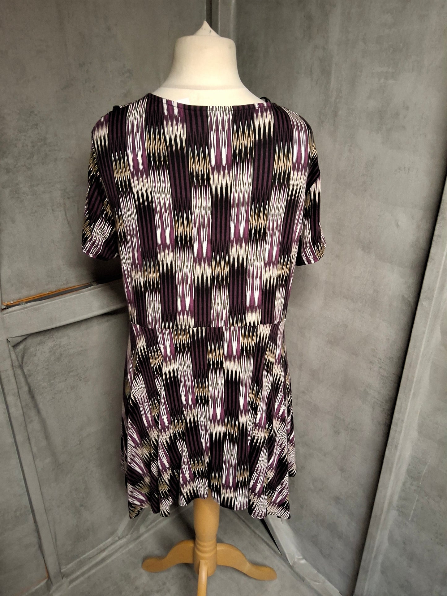Tu Purple & Beige Patterned Asymmetrical Top β Size 20, V-Neck, Short Sleeves, Stretchy & Flattering