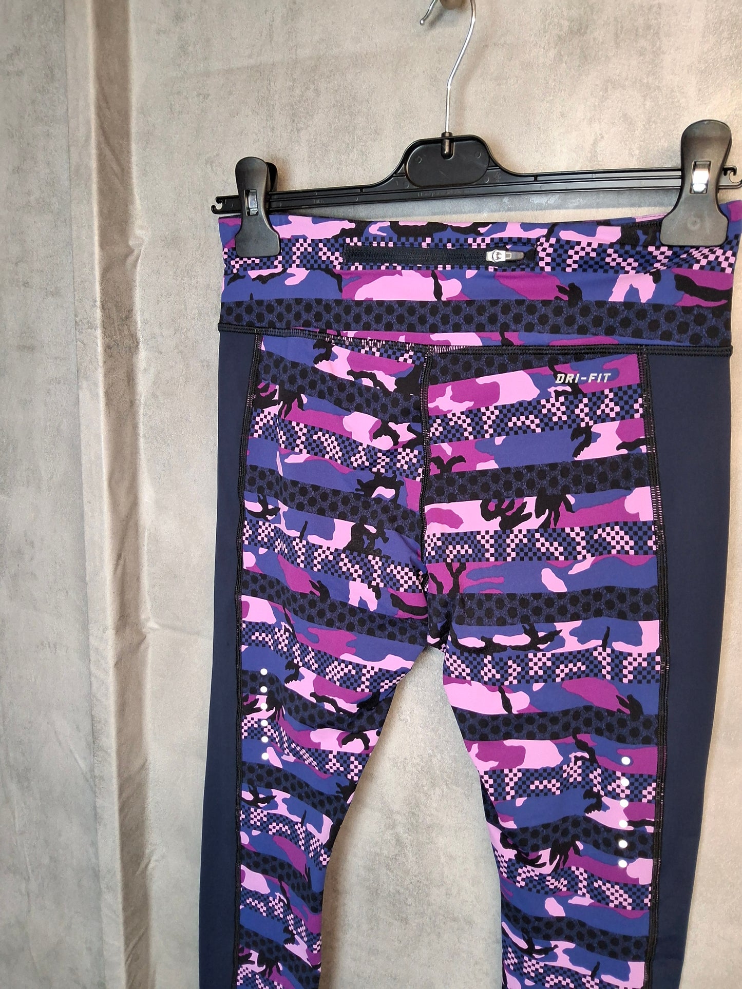 Nike Dri-FIT Leggings – Size 8 | Bold, Stretchy & Ready to Outrun Your Excuses 🏃♀️💥