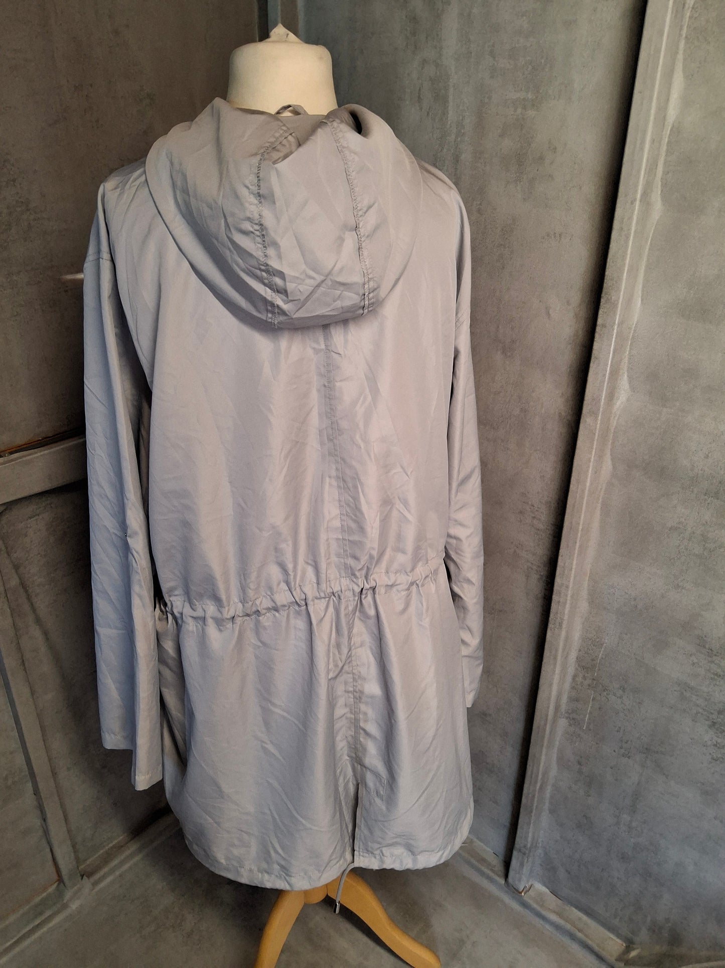 Primark Light Grey Lightweight Hooded Raincoat – Size 22/24