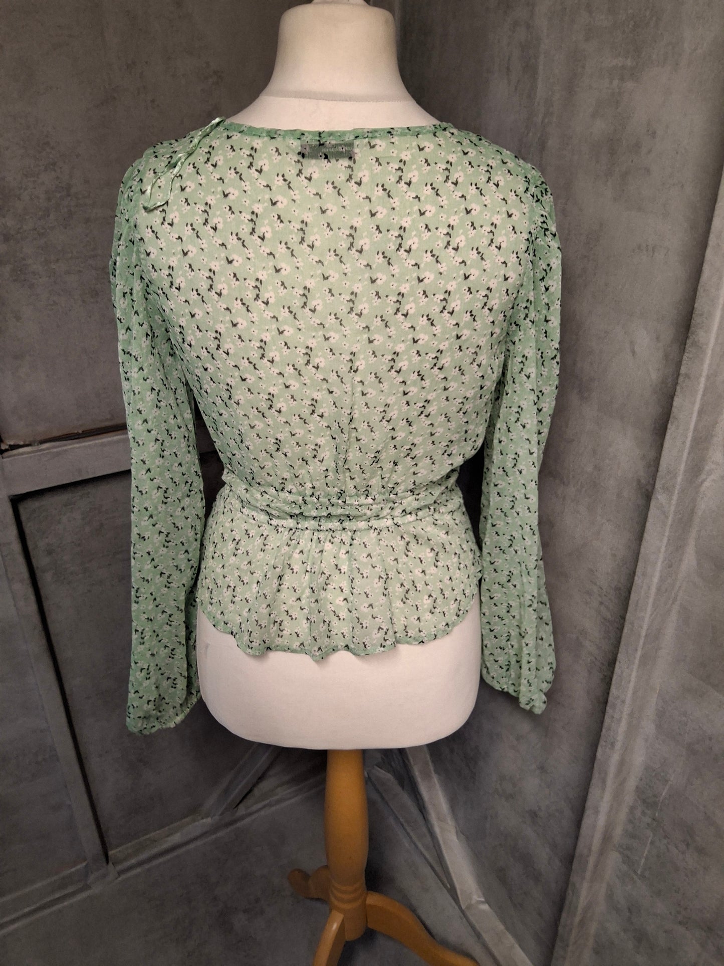 Stradivarius Mint Green Floral Blouse β Sheer, Flowy & Fab πΏ (Size S, fits size 8/10)