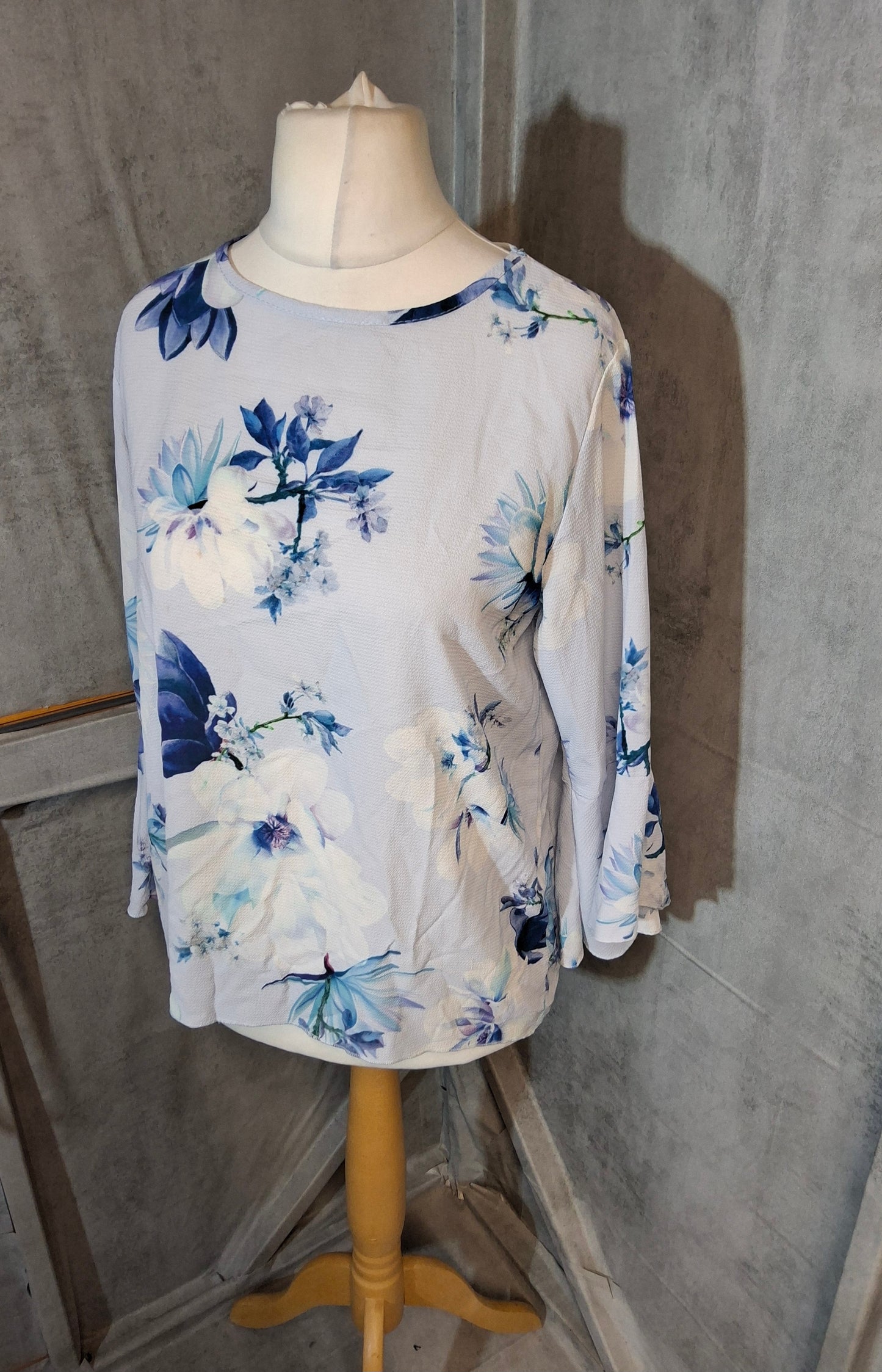 Quiz Light Blue Floral Flared Top – Size 12 – ¾ Sleeve Cutout Back Blouse