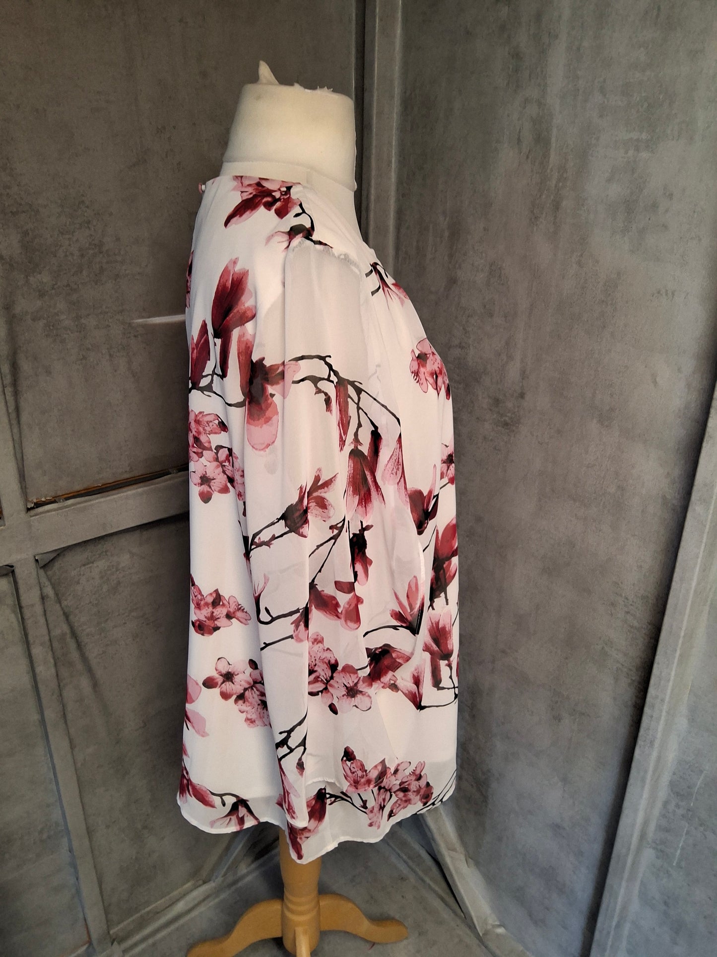 Bonmarché White & Red Floral Blouse – Size 22 | 3/4 Sleeve with Slit Detail | Lined