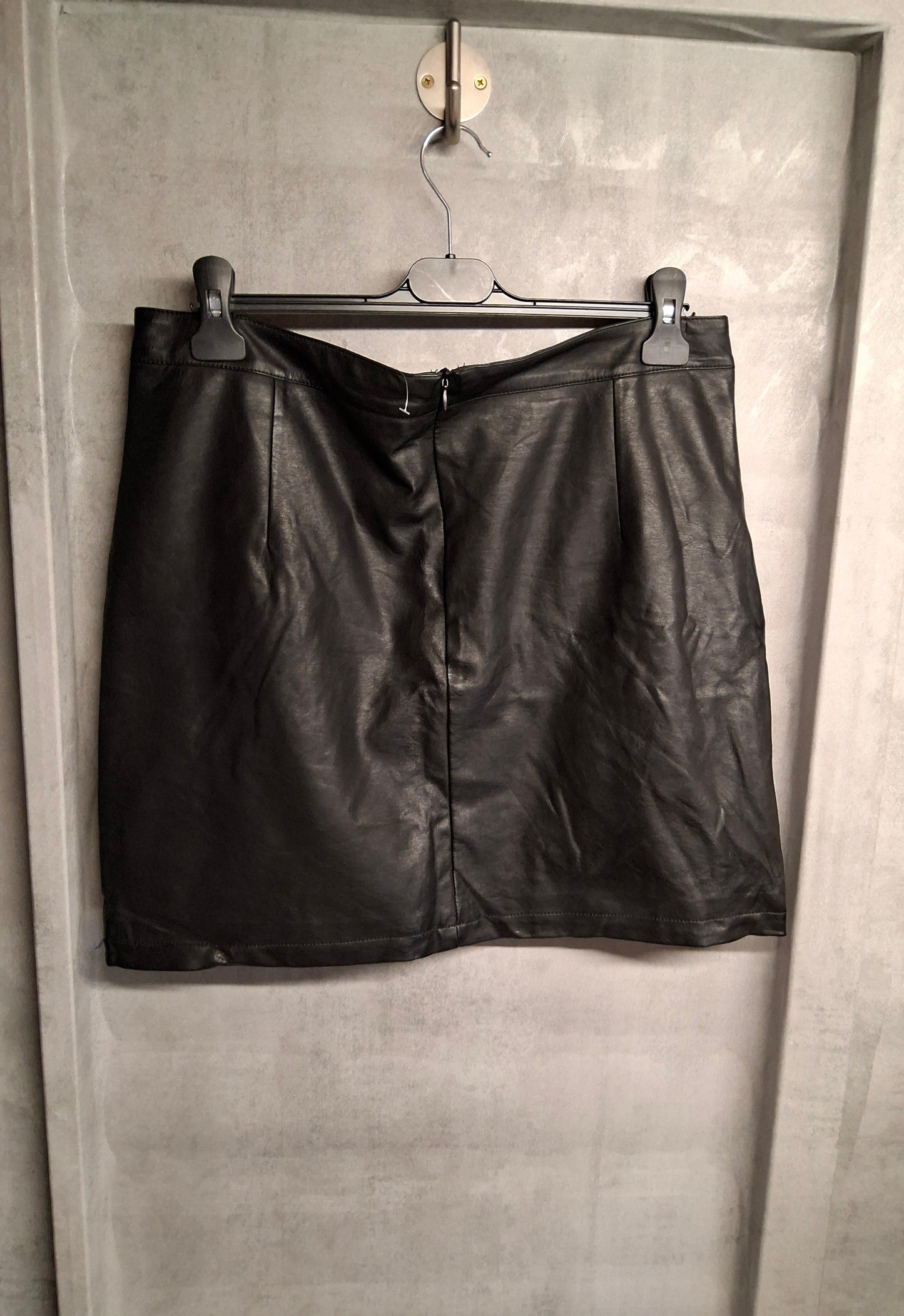 Tu Black Faux Leather Mini Skirt – Size 16 – Zip Back