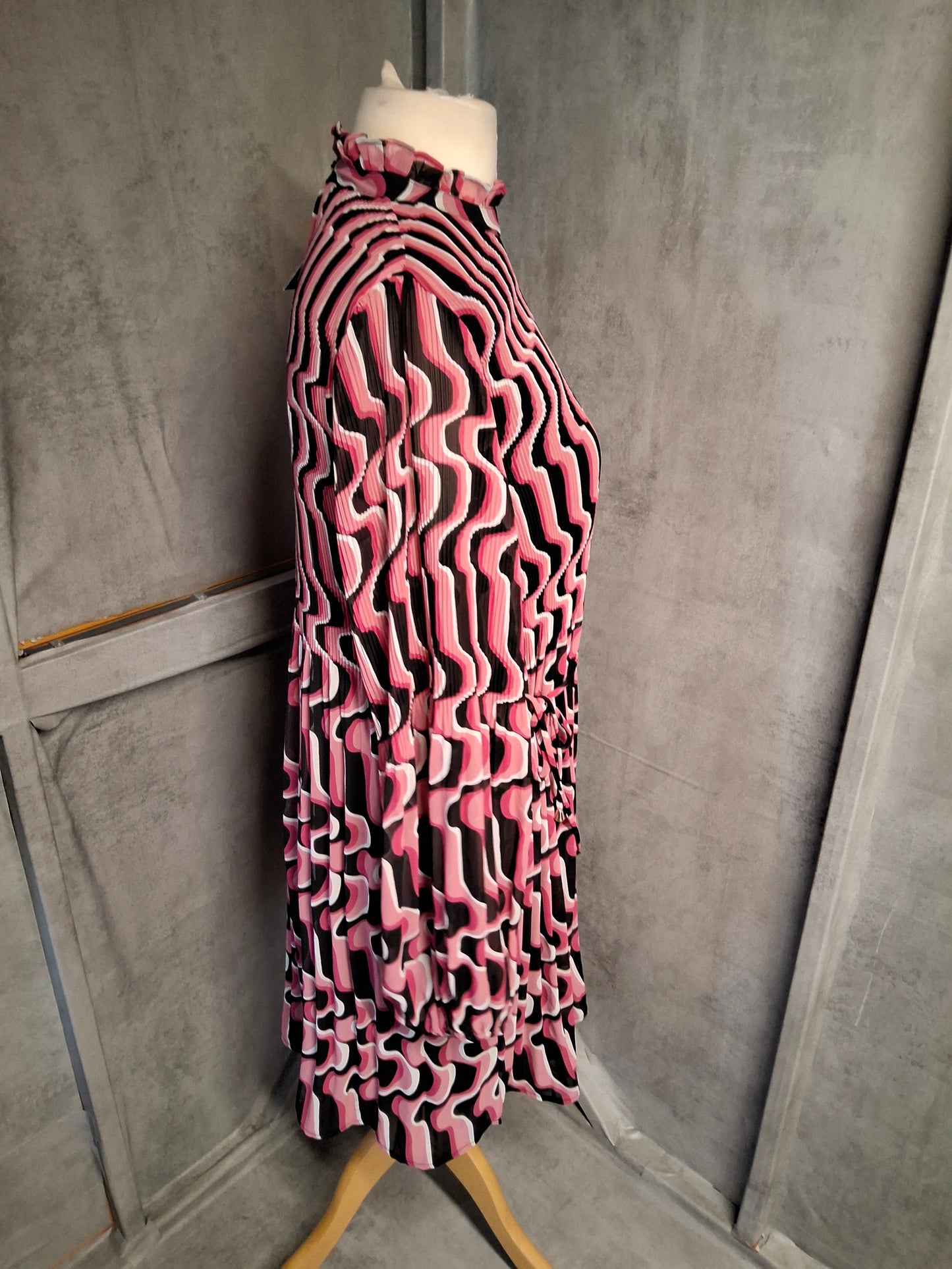 Et Vous Pink & Black Geometric Midi Dress ā Size 12 ā Sheer Sleeves