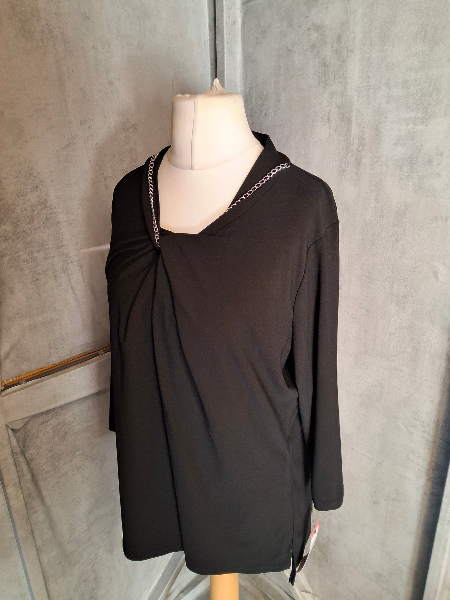 Love Scarlett Black Chain Detail Knot Front Top – Size 1XL (size 16/18) NWT