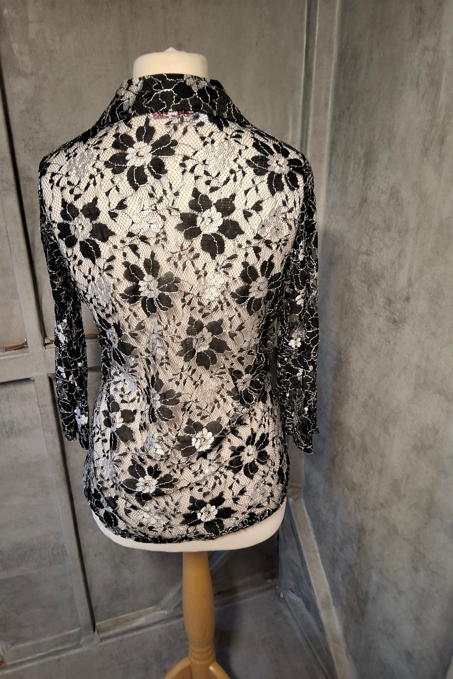 Michelle Hope Black & White Floral Lace Shirt – Size 10/12