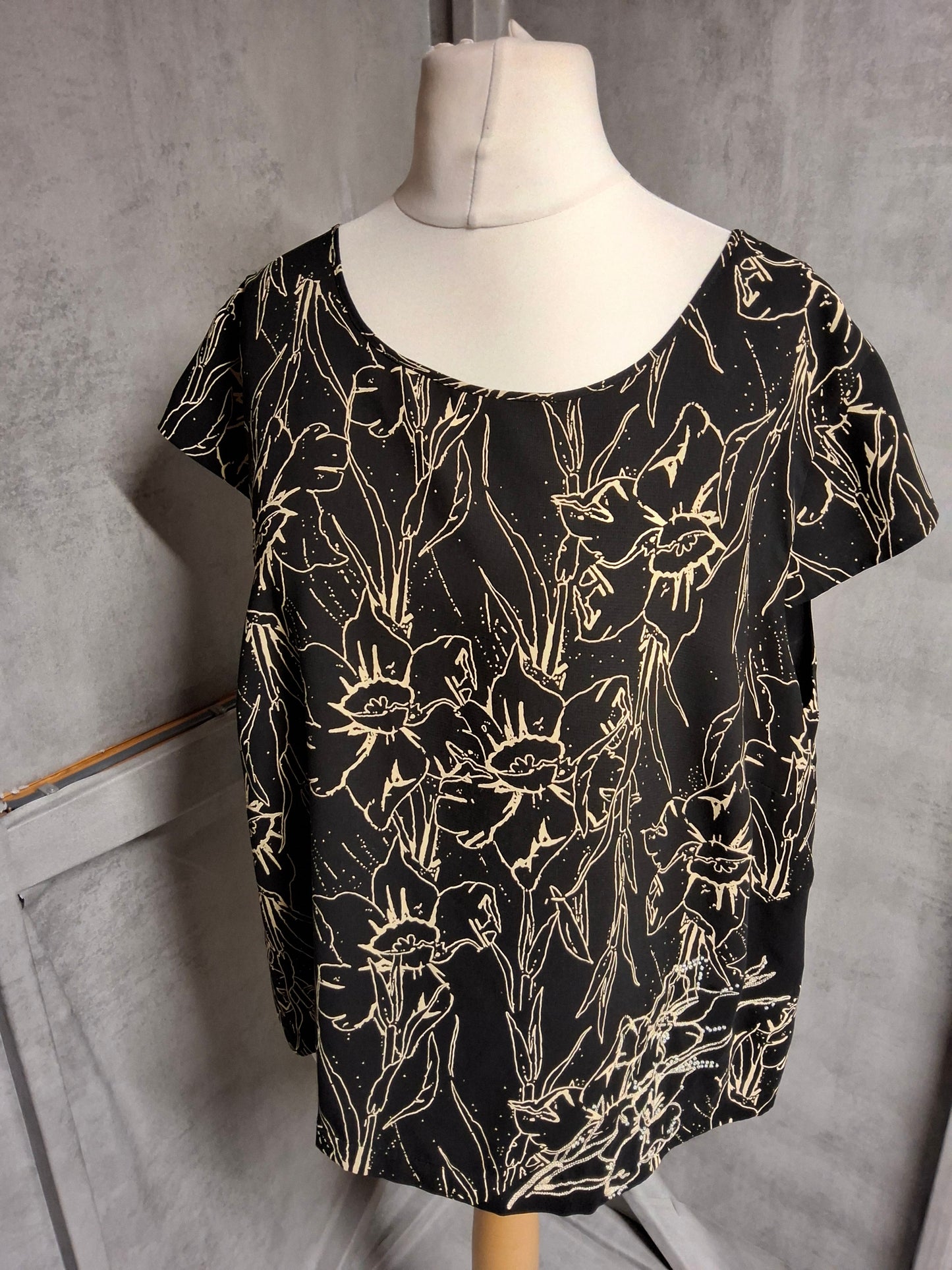 Windsmoor Black & Beige Floral Lined Top – Size 20