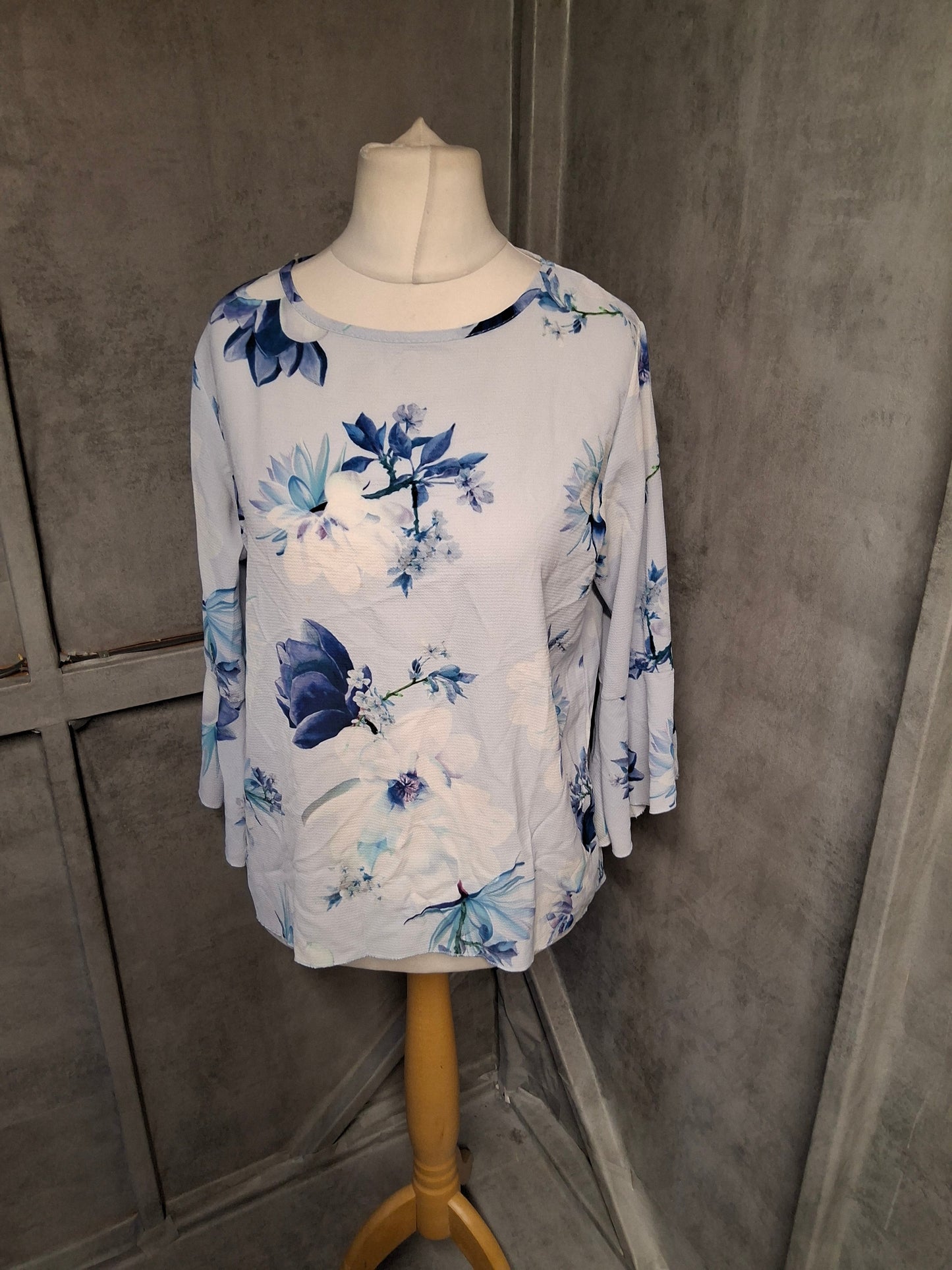Quiz Light Blue Floral Flared Top – Size 12 – ¾ Sleeve Cutout Back Blouse