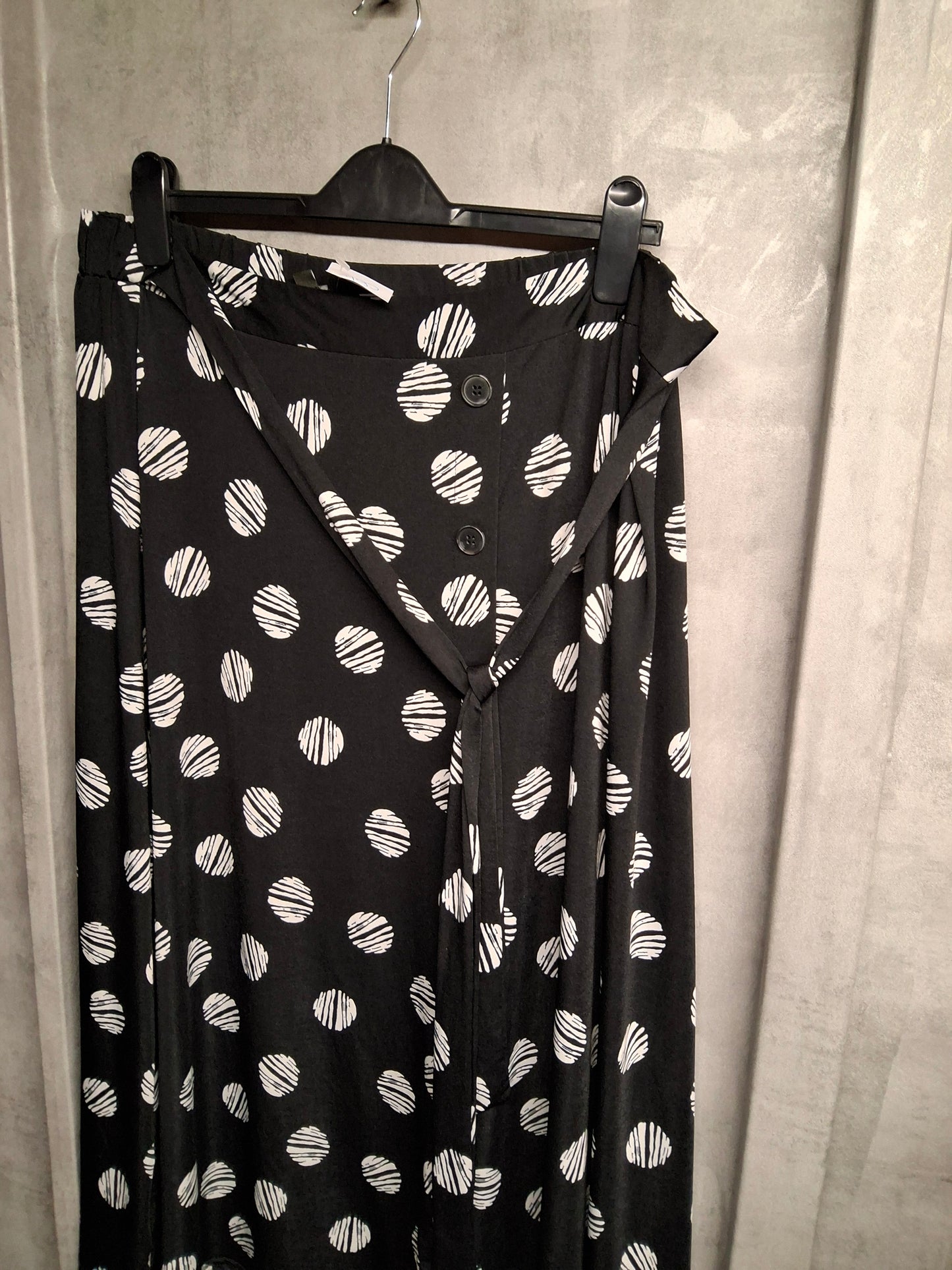 Bonmarché Black & White Polka Dot Midi Skirt – Size 18 – Belted Waist – Flowy & Comfy