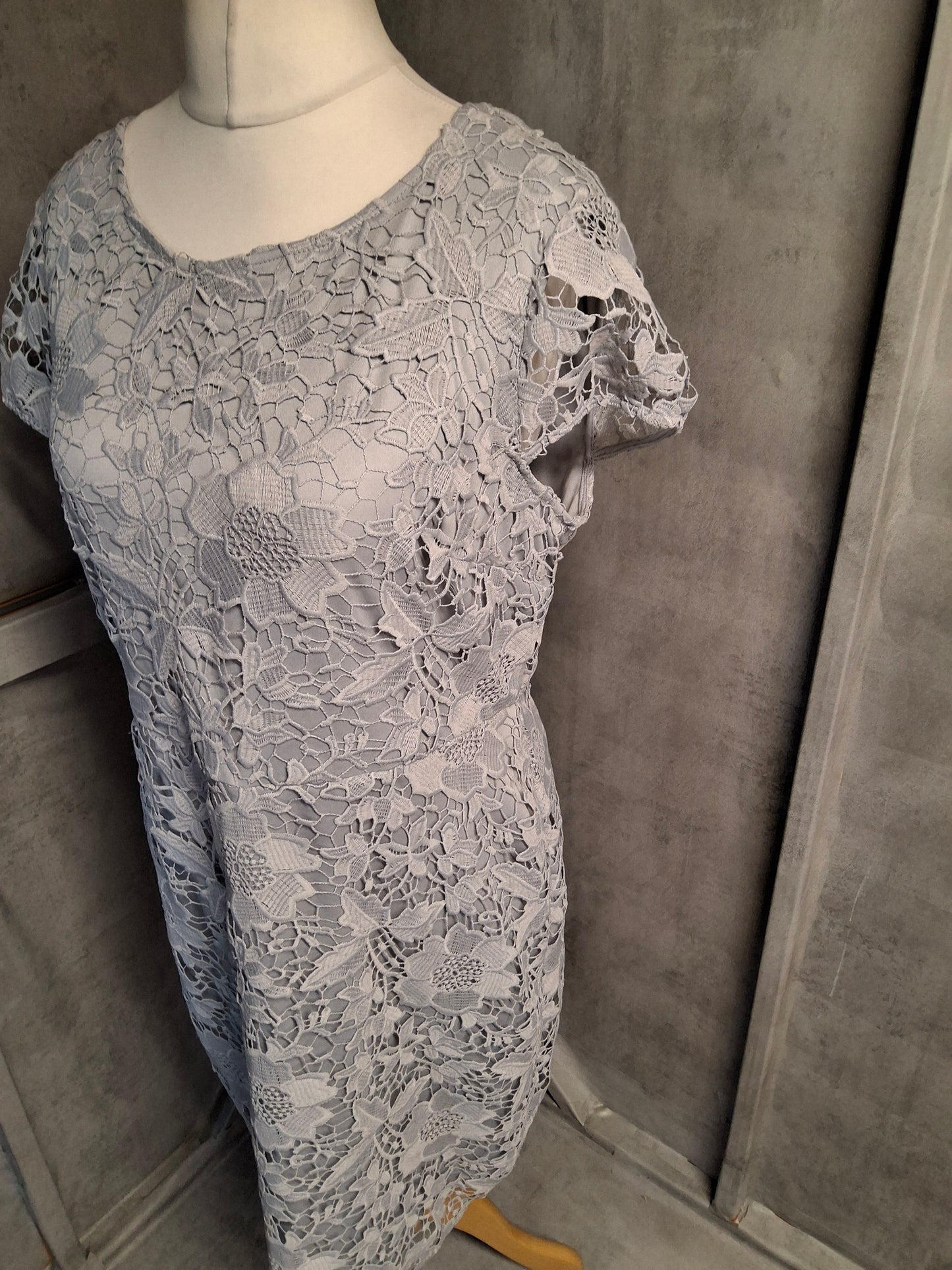 Dorothy Perkins Grey Lace Midi Dress – Size 16 – V-Back – Elegant Floral Overlay – Zip Fasten