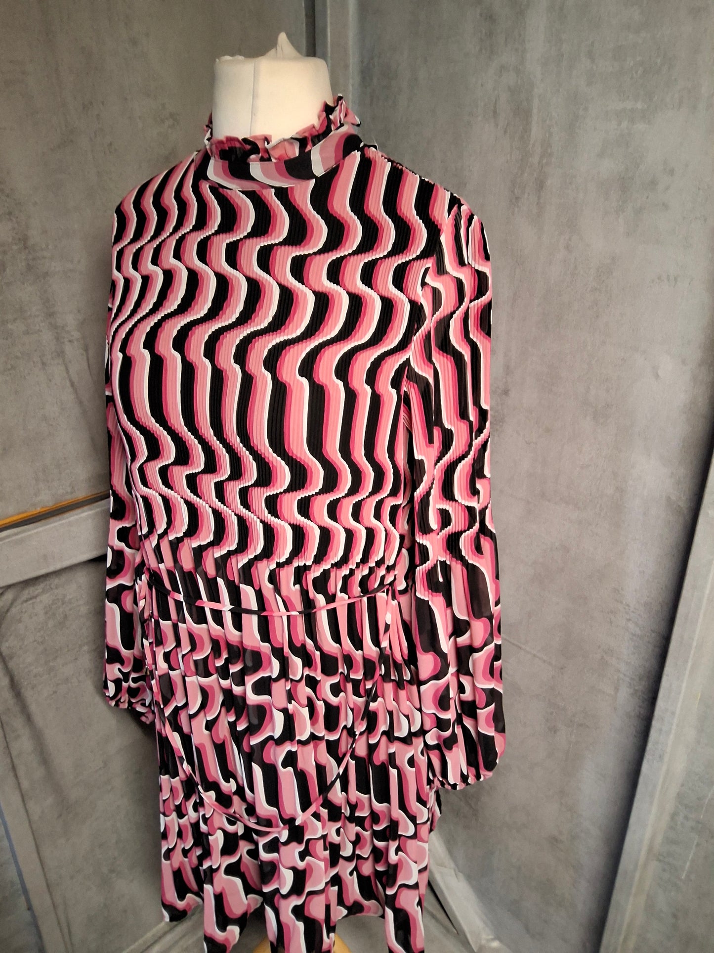 Et Vous Pink & Black Geometric Midi Dress ā Size 12 ā Sheer Sleeves