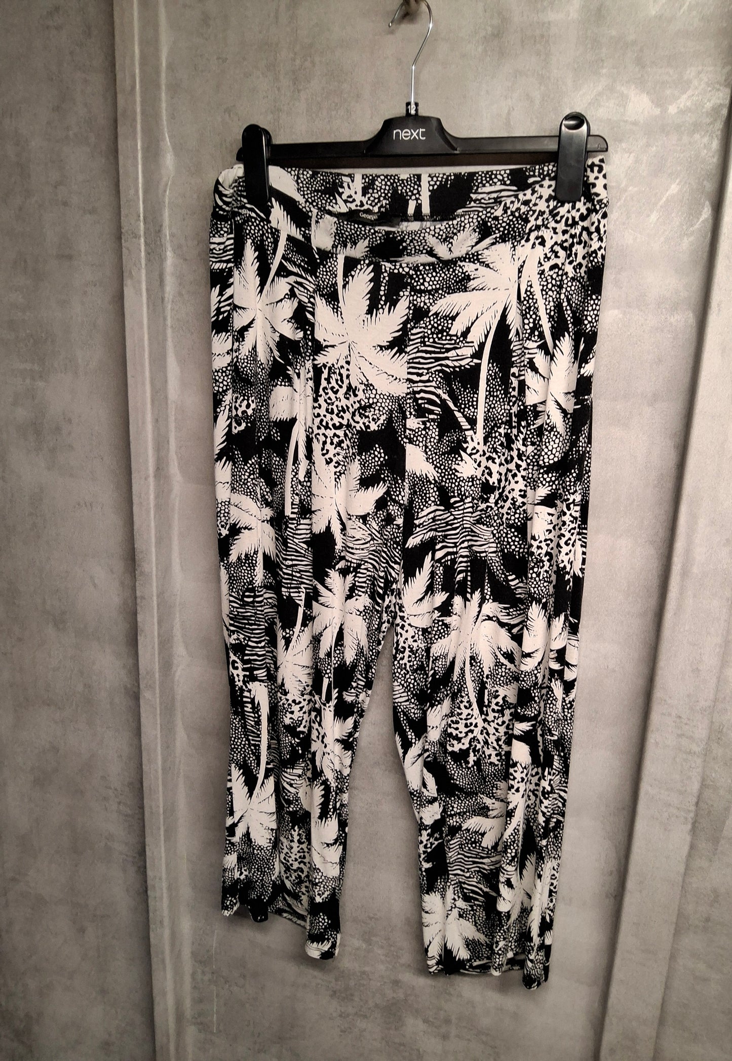 George Black & White Palm Print Cropped Flared Leggings β Size 16 High Waist