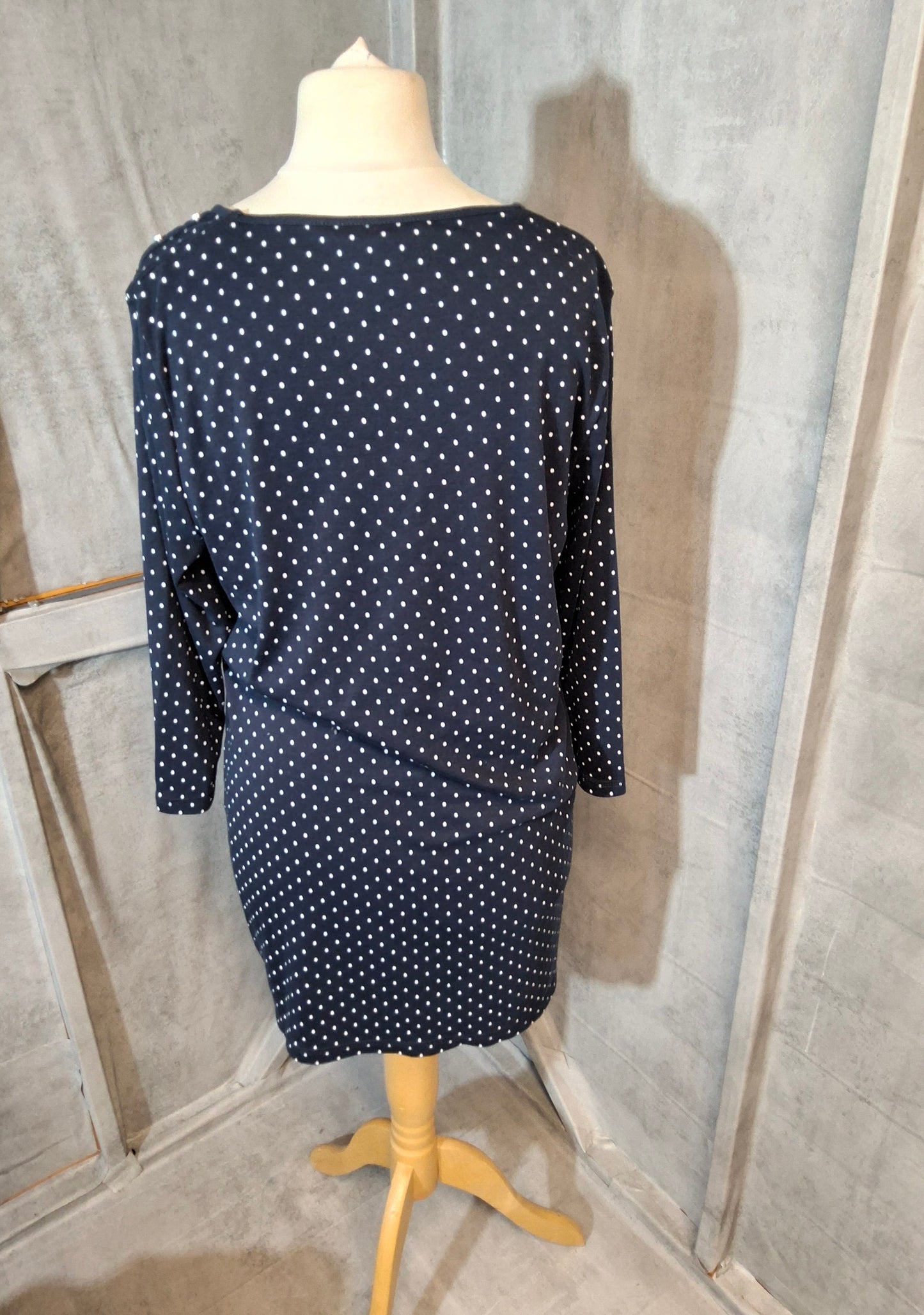 Bonmarché Navy & White Polka Dot Longline Top – Size 18 – With Pockets