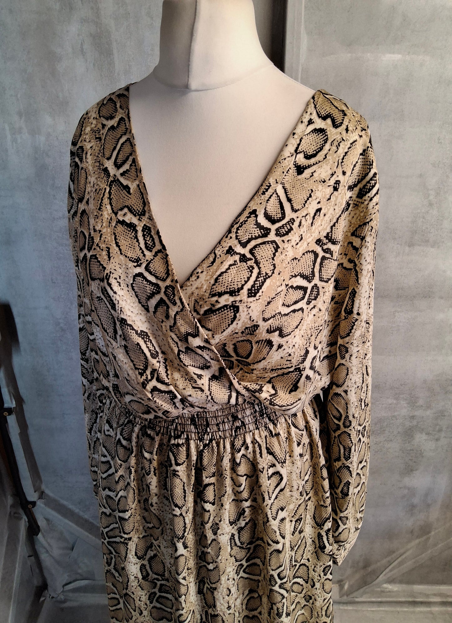 Cameo Rose Beige Snake Print Dress – Size 16 – Knee Length Statement