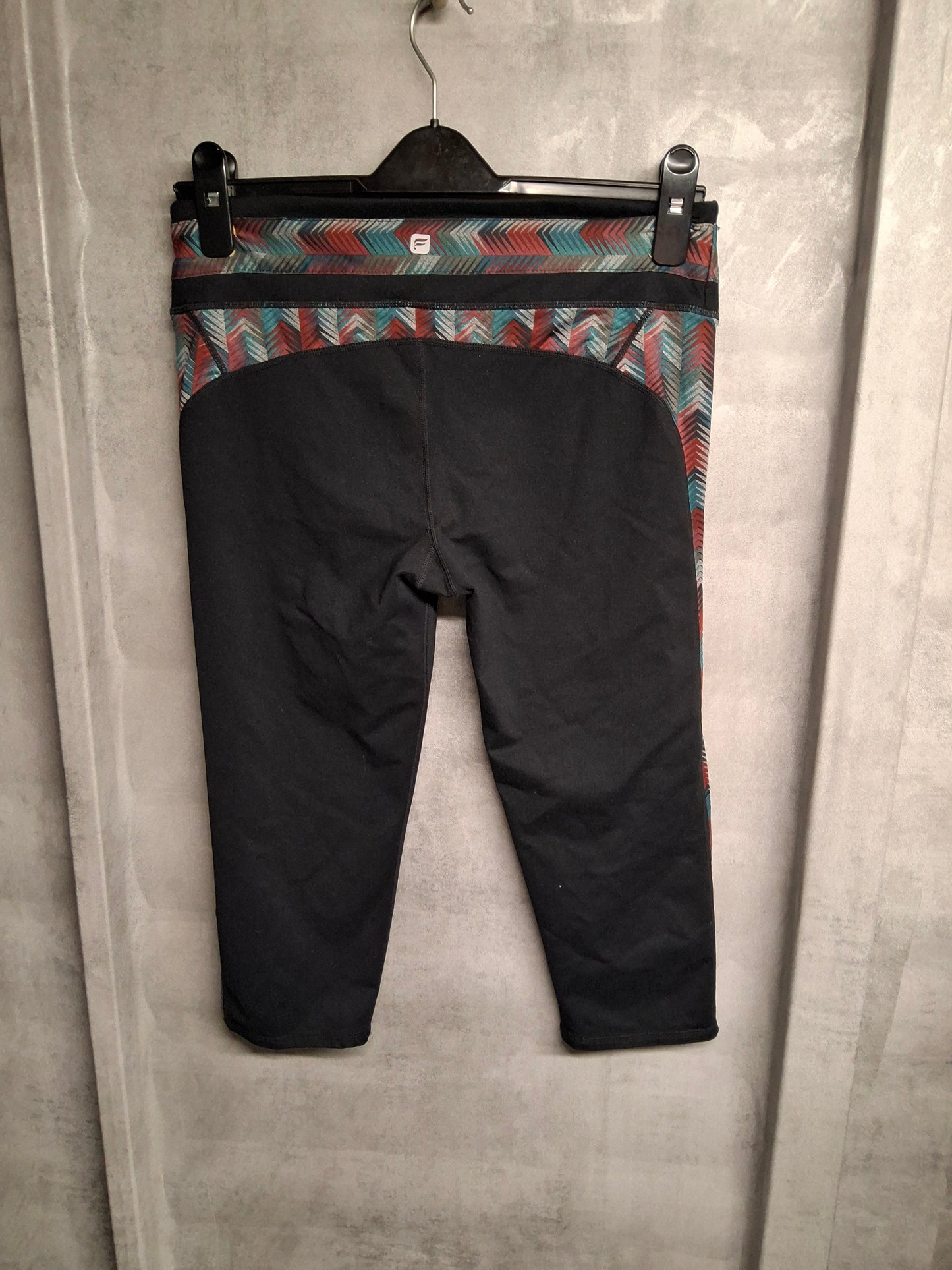 Fabletics Cropped Gym Leggings – Size M (UK size 10/12) – Black with Bold Colourblock Sides