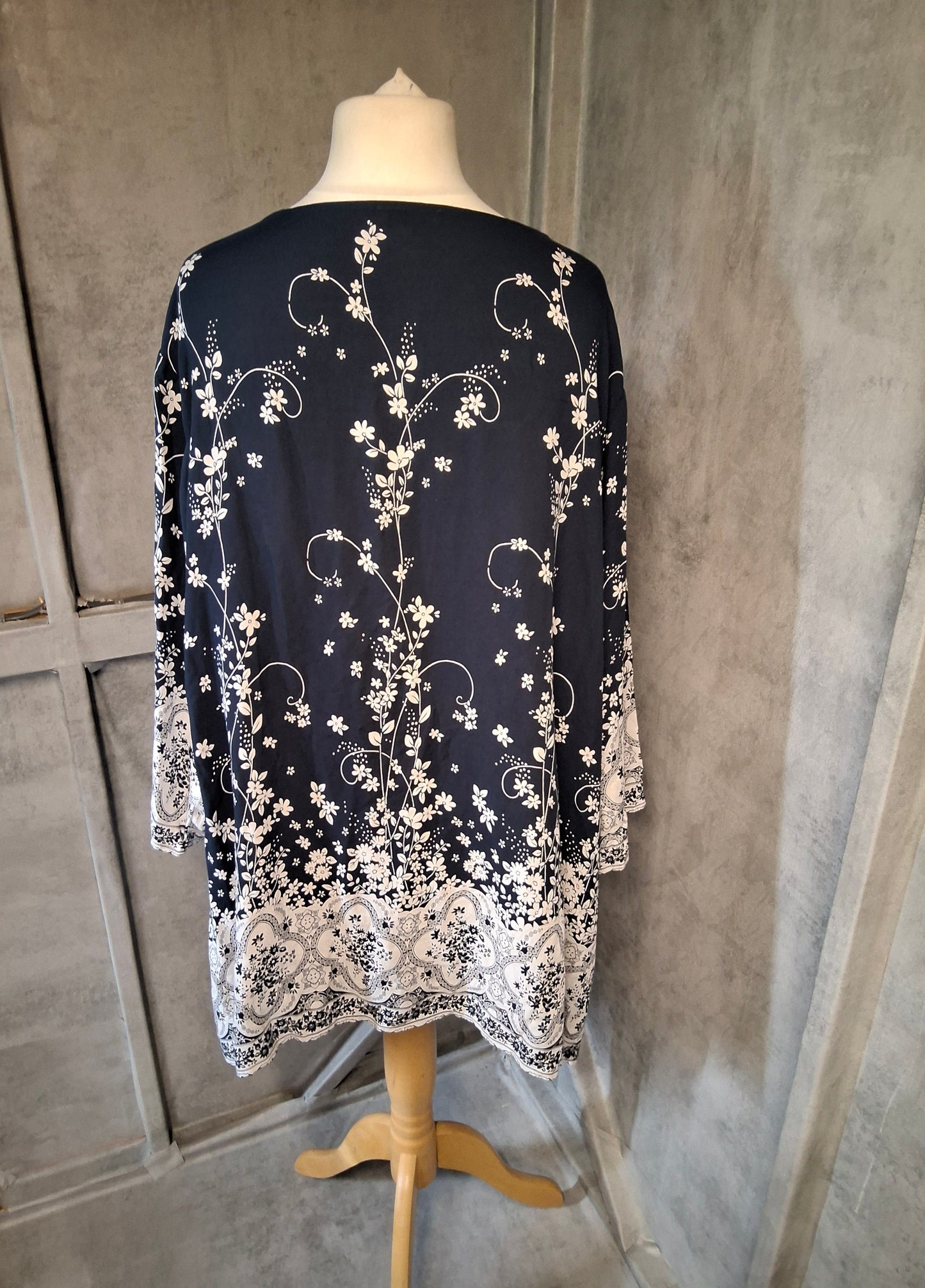 Damart Navy & White Floral Tunic Top – Size 26 – ¾ Sleeves – 100% Viscose