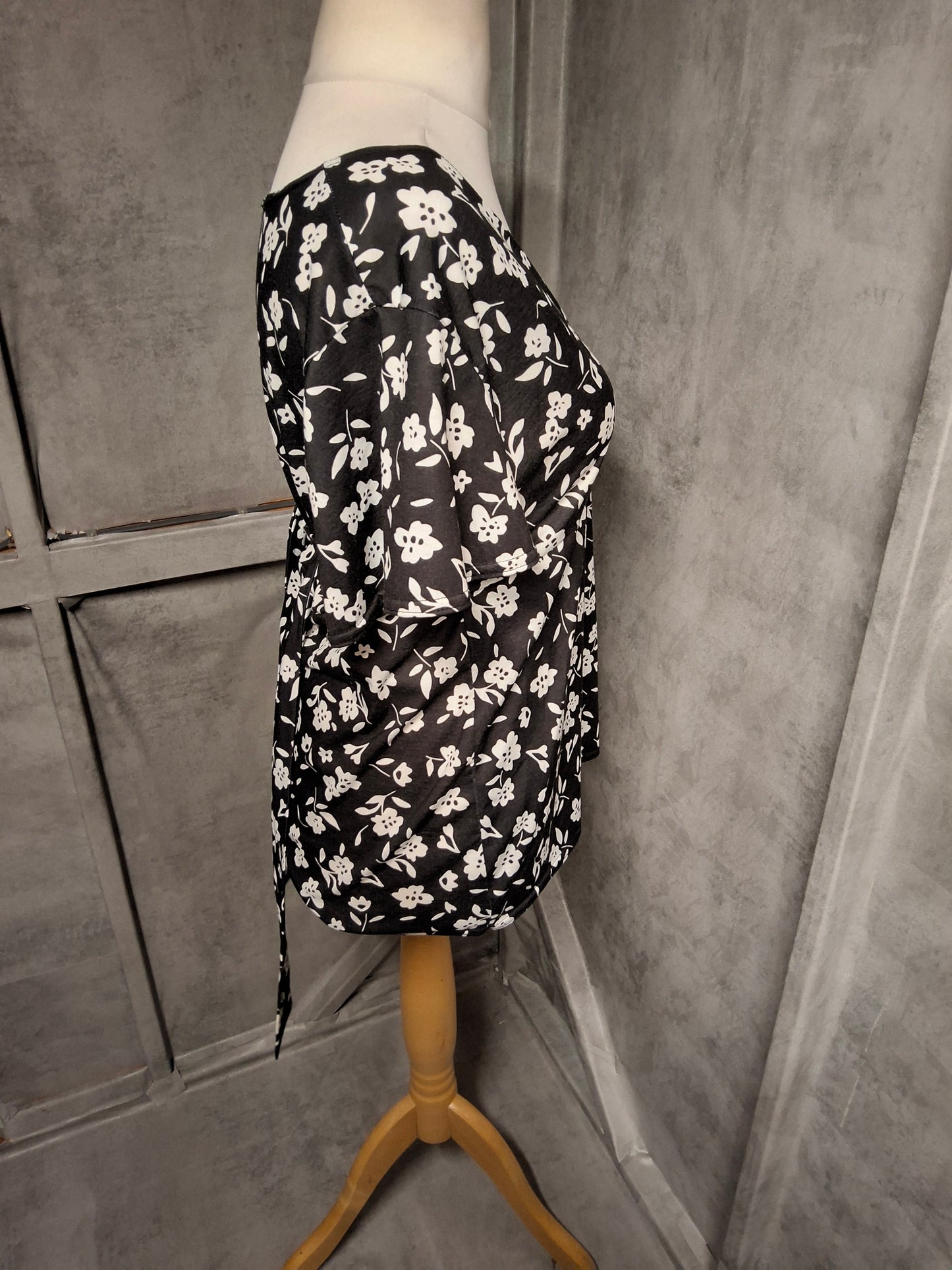 Boohoo Black Wrap Floral Top – Size 16