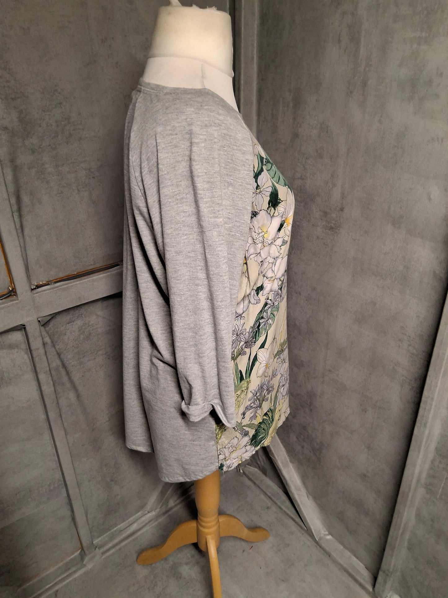 Tu Grey Floral Bird Print Top – Size 18 – Relaxed Fit ¾ Sleeve